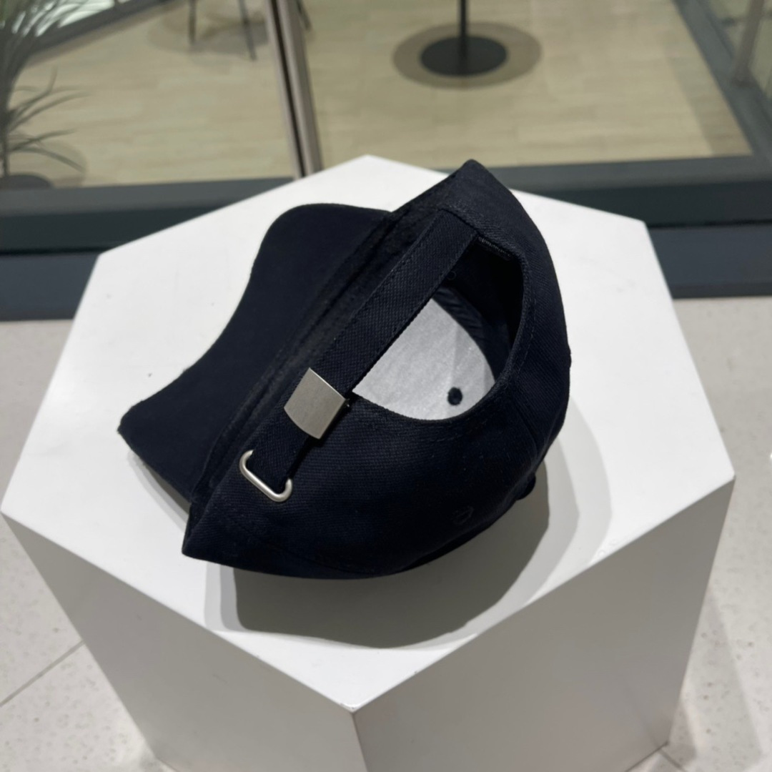 。香奈儿新款字母logo棒球帽，男女佩戴都有不同style，第一批抢先出货！香粉必入款！