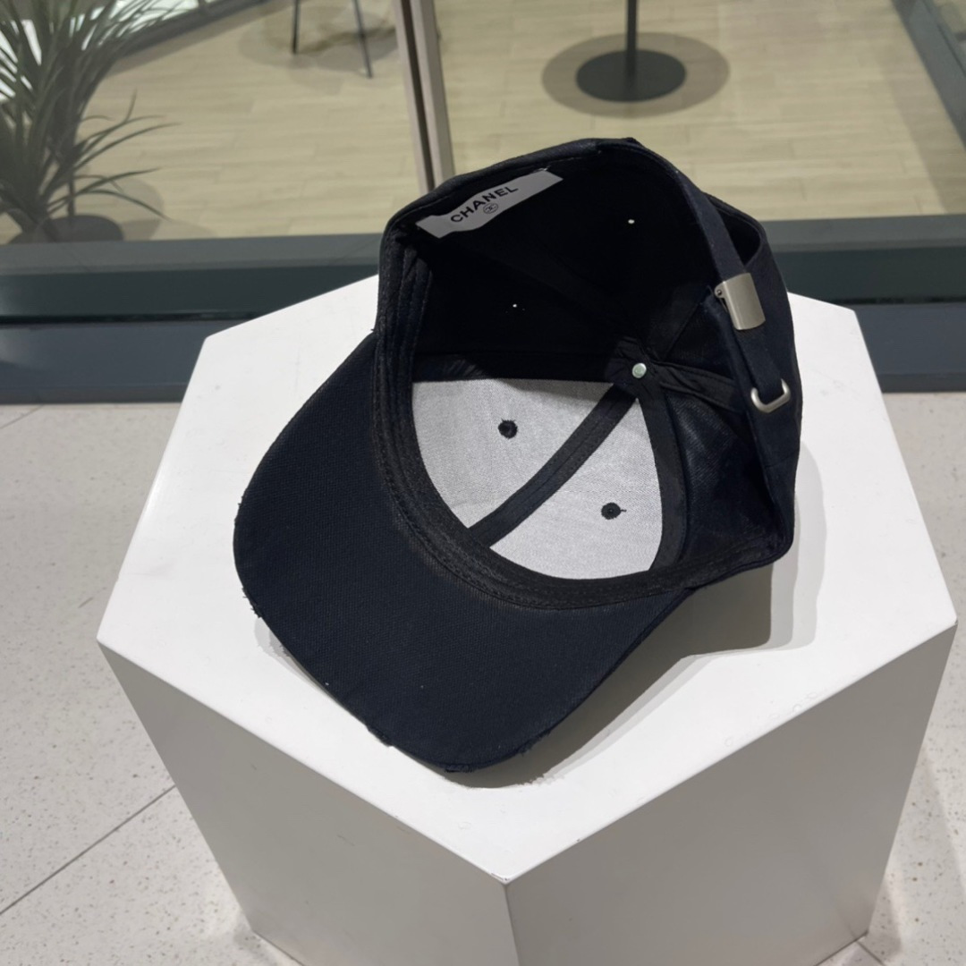 。香奈儿新款字母logo棒球帽，男女佩戴都有不同style，第一批抢先出货！香粉必入款！