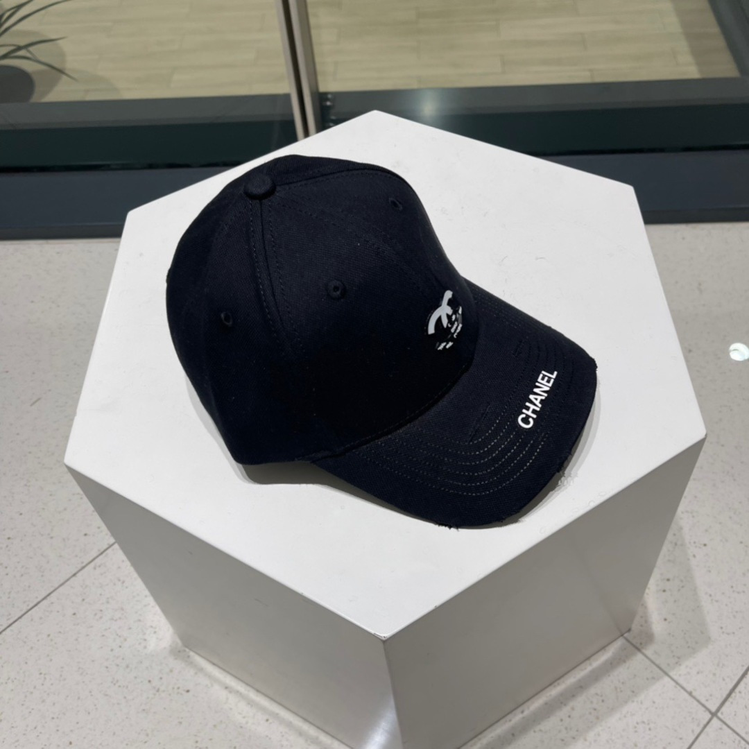 。香奈儿新款字母logo棒球帽，男女佩戴都有不同style，第一批抢先出货！香粉必入款！
