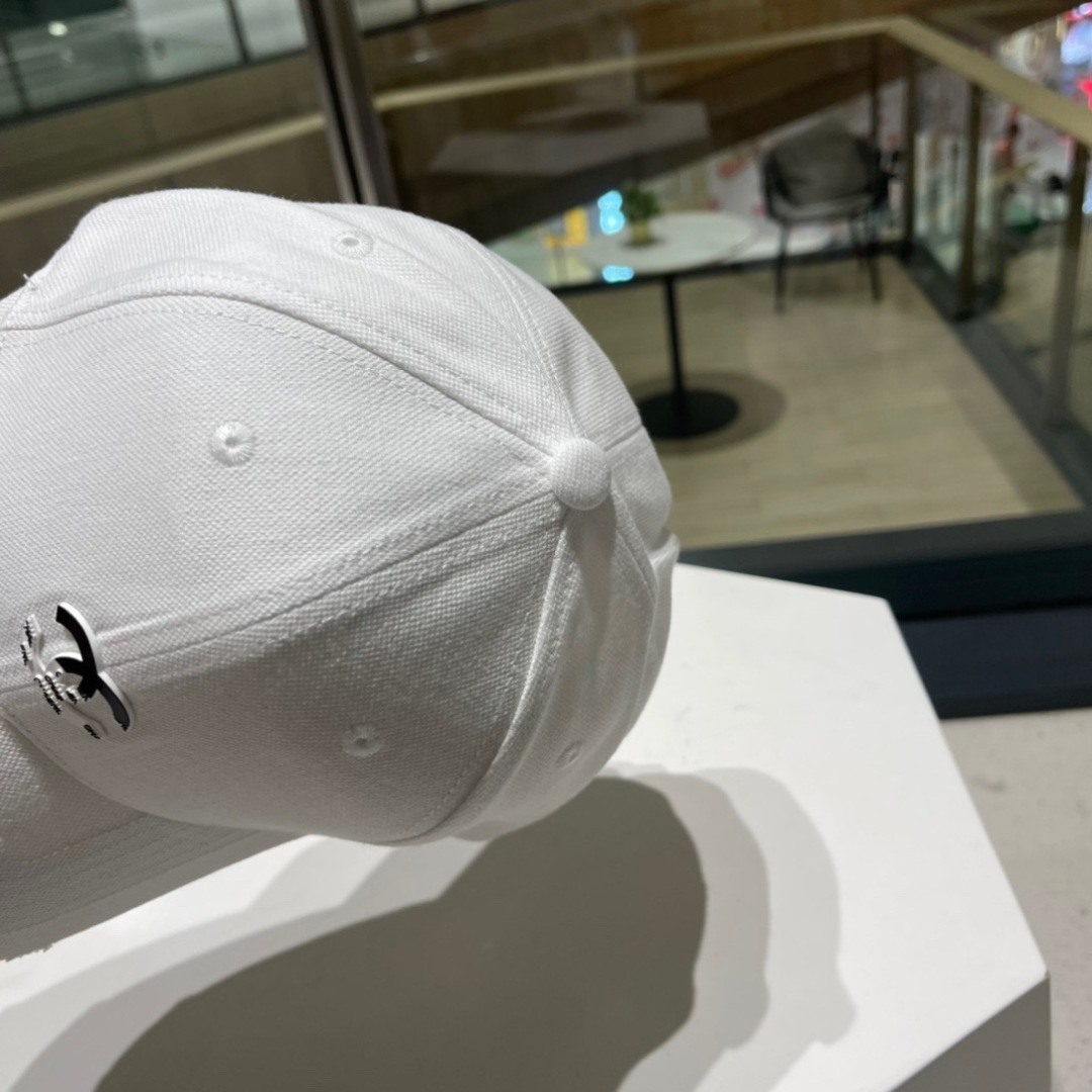 。香奈儿新款字母logo棒球帽，男女佩戴都有不同style，第一批抢先出货！香粉必入款！