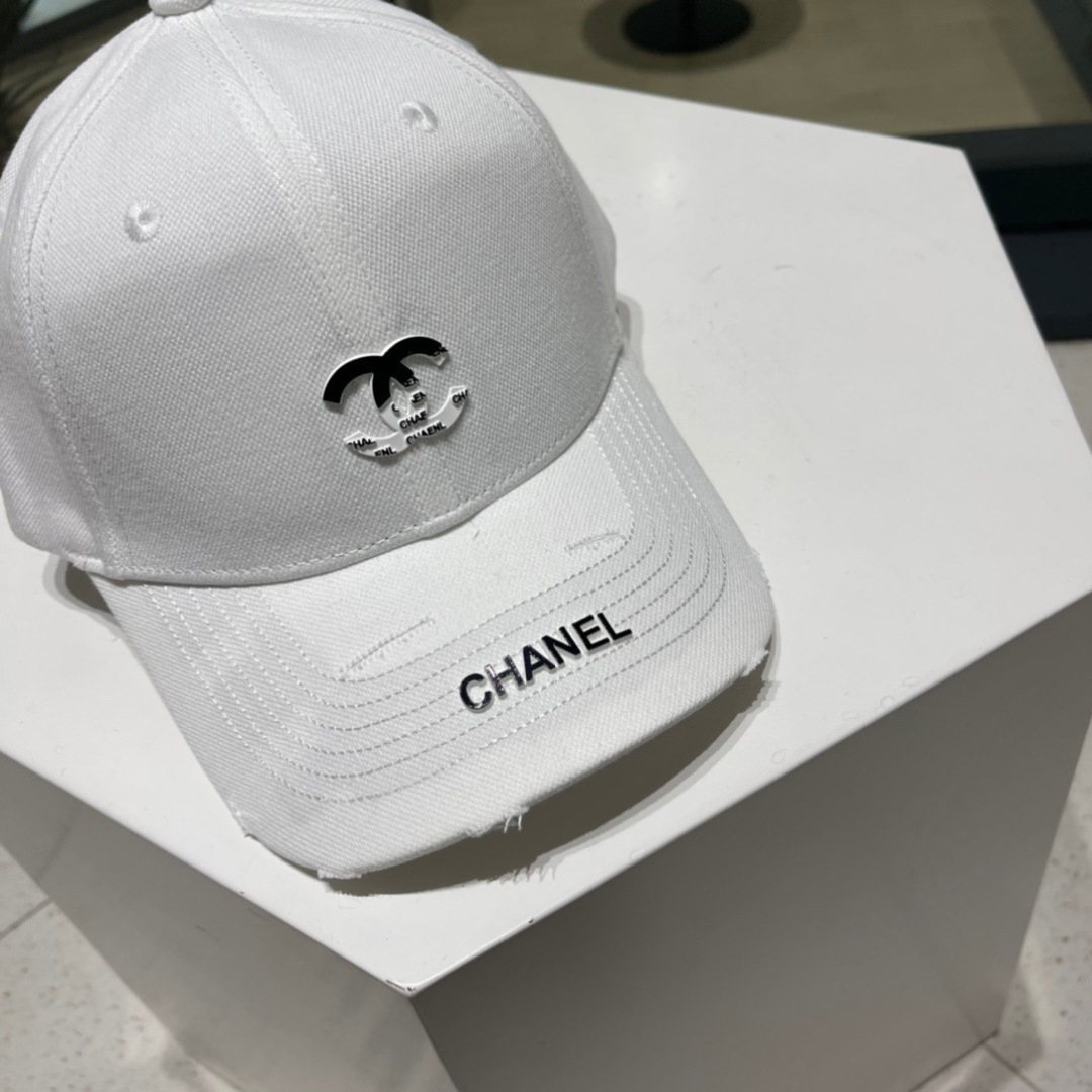 。香奈儿新款字母logo棒球帽，男女佩戴都有不同style，第一批抢先出货！香粉必入款！