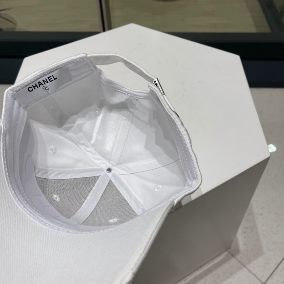 。香奈儿新款字母logo棒球帽，男女佩戴都有不同style，第一批抢先出货！香粉必入款！