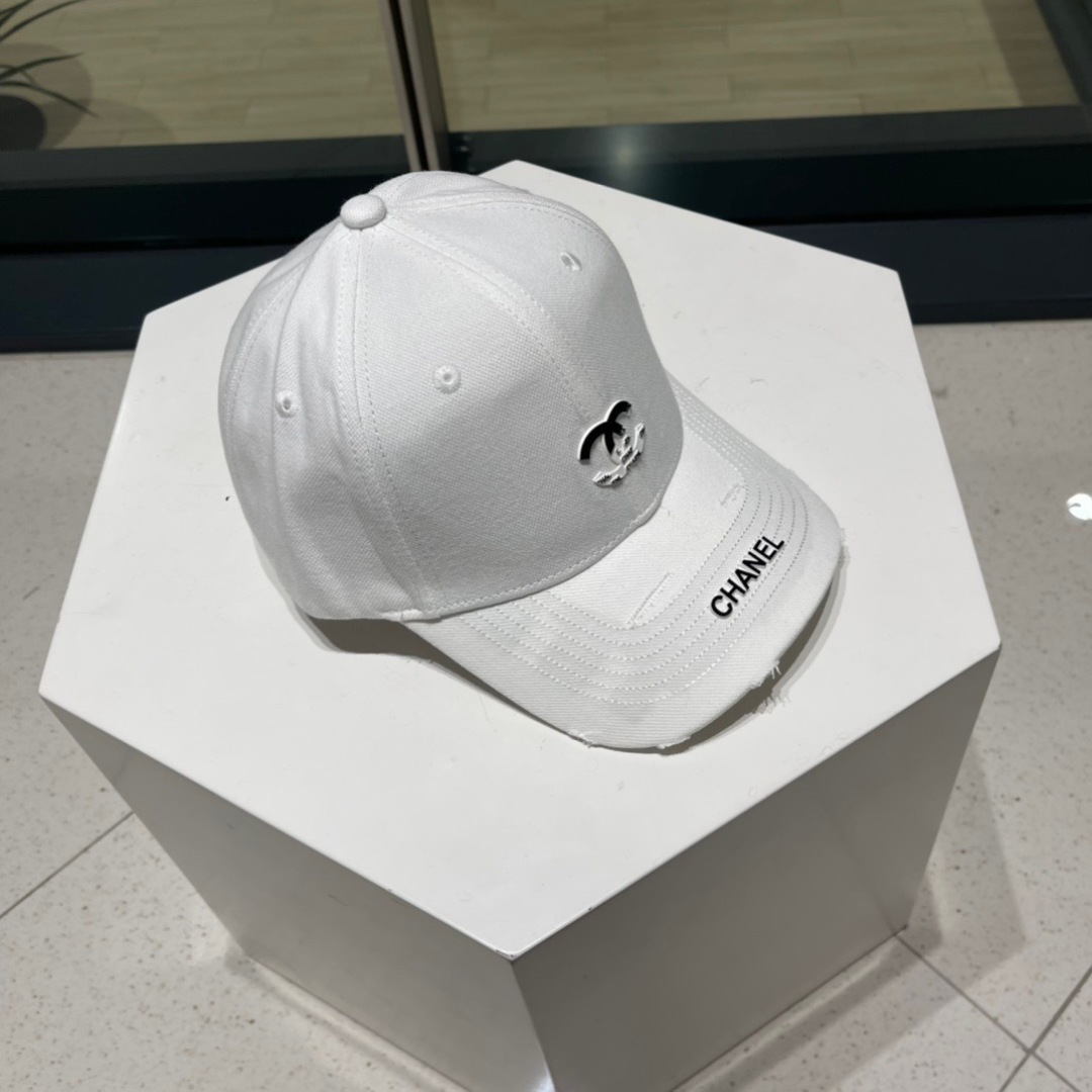 。香奈儿新款字母logo棒球帽，男女佩戴都有不同style，第一批抢先出货！香粉必入款！