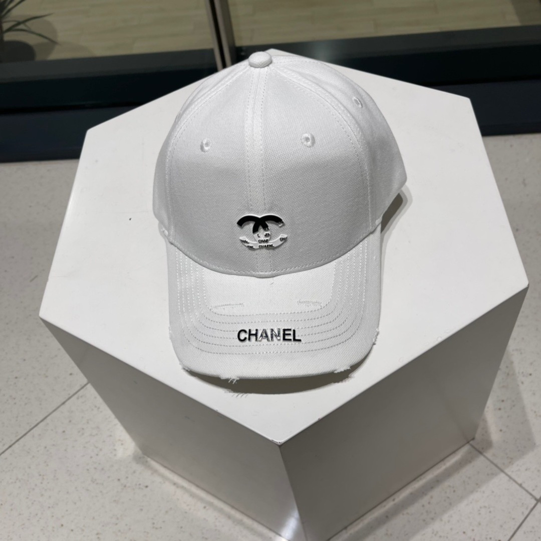 。香奈儿新款字母logo棒球帽，男女佩戴都有不同style，第一批抢先出货！香粉必入款！