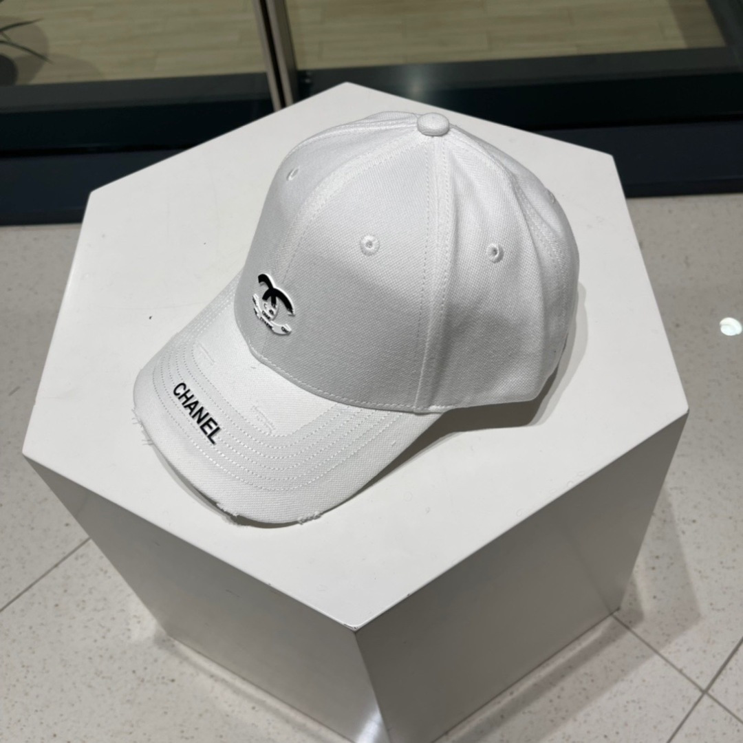 。香奈儿新款字母logo棒球帽，男女佩戴都有不同style，第一批抢先出货！香粉必入款！