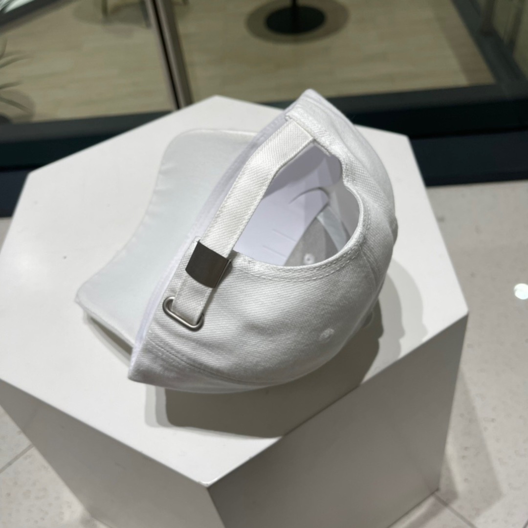 。香奈儿新款字母logo棒球帽，男女佩戴都有不同style，第一批抢先出货！香粉必入款！