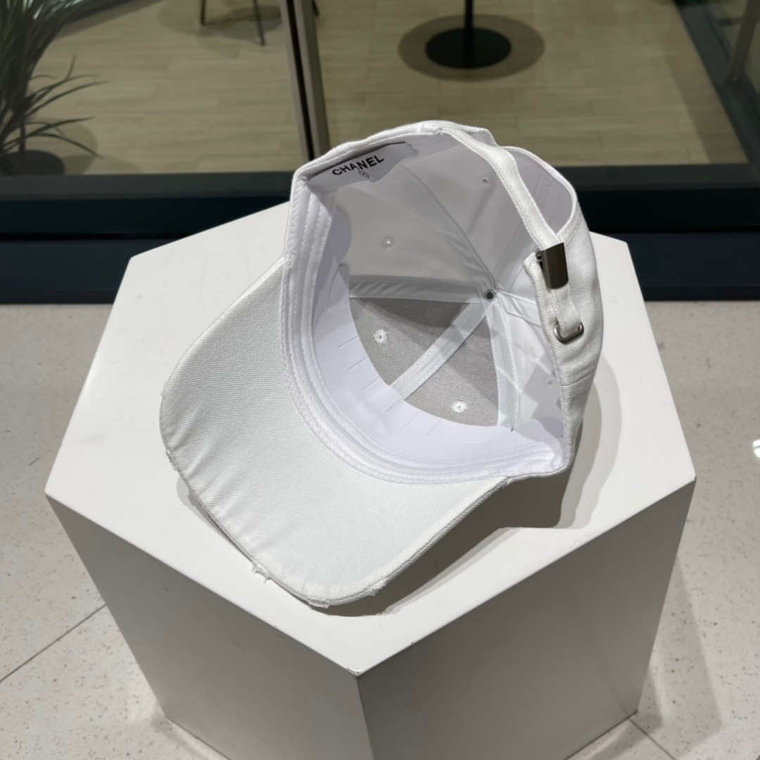 。香奈儿新款字母logo棒球帽，男女佩戴都有不同style，第一批抢先出货！香粉必入款！