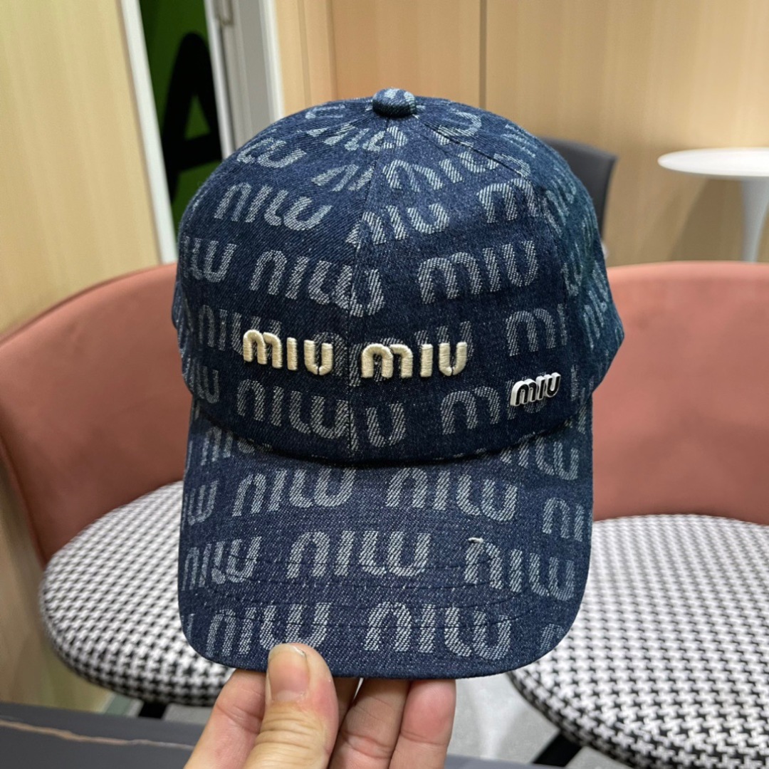 
谬谬miumiu原单棒球帽，正品开模订制，原版透气帆布面料，做工细致，时尚帅气质量超赞！