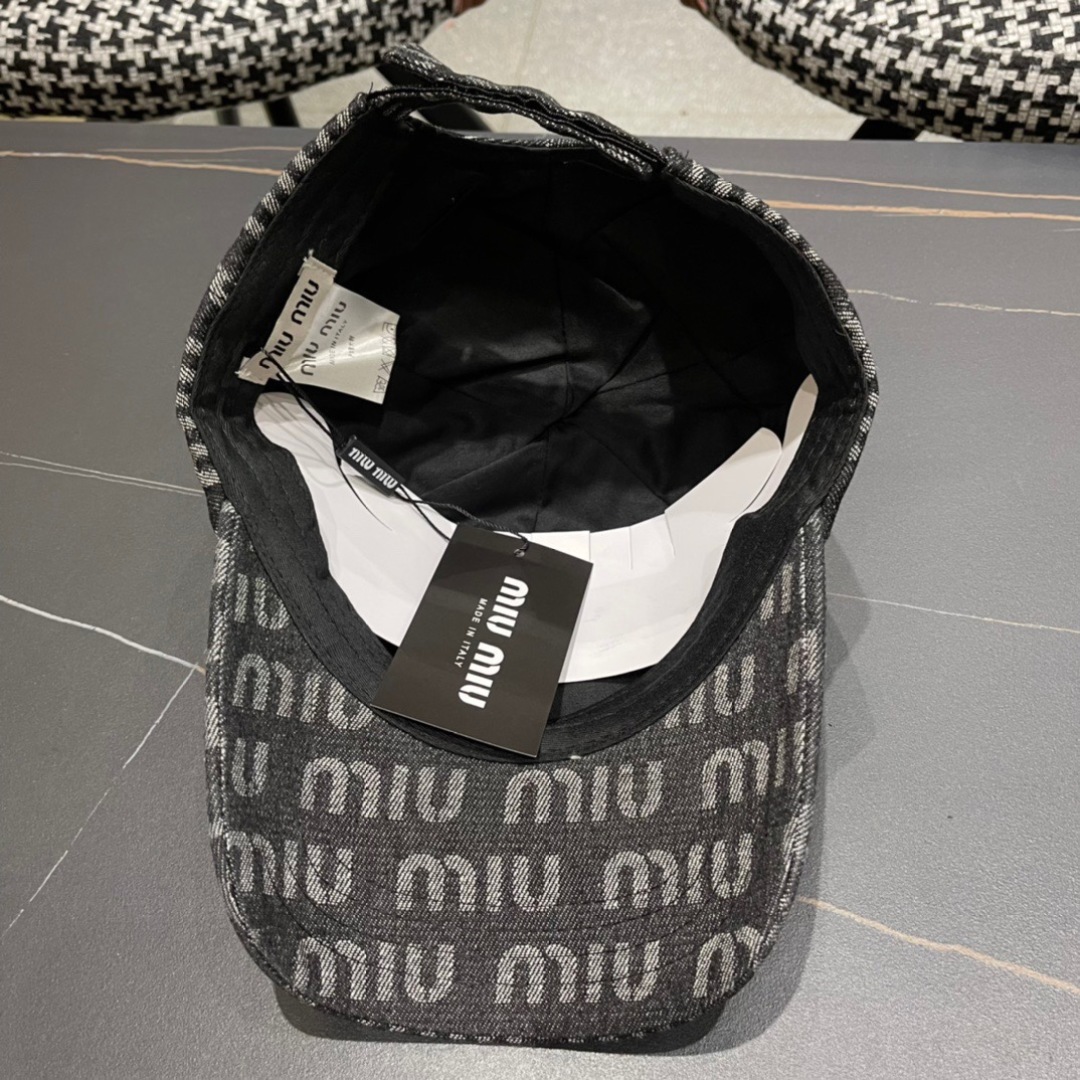 
谬谬miumiu原单棒球帽，正品开模订制，原版透气帆布面料，做工细致，时尚帅气质量超赞！
