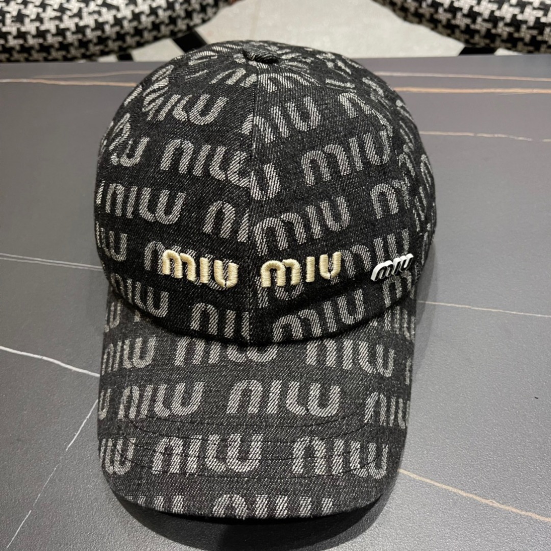 
谬谬miumiu原单棒球帽，正品开模订制，原版透气帆布面料，做工细致，时尚帅气质量超赞！