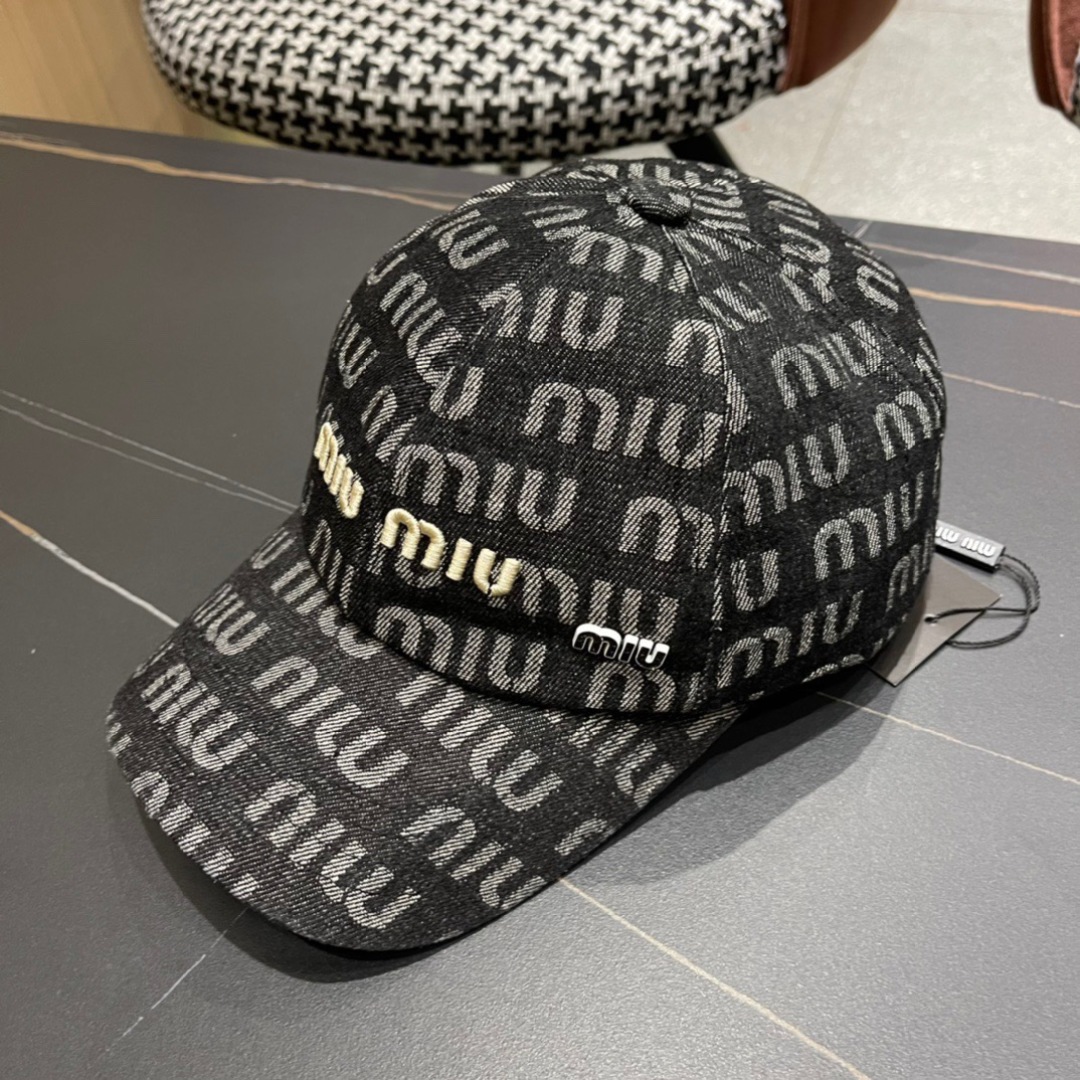 
谬谬miumiu原单棒球帽，正品开模订制，原版透气帆布面料，做工细致，时尚帅气质量超赞！