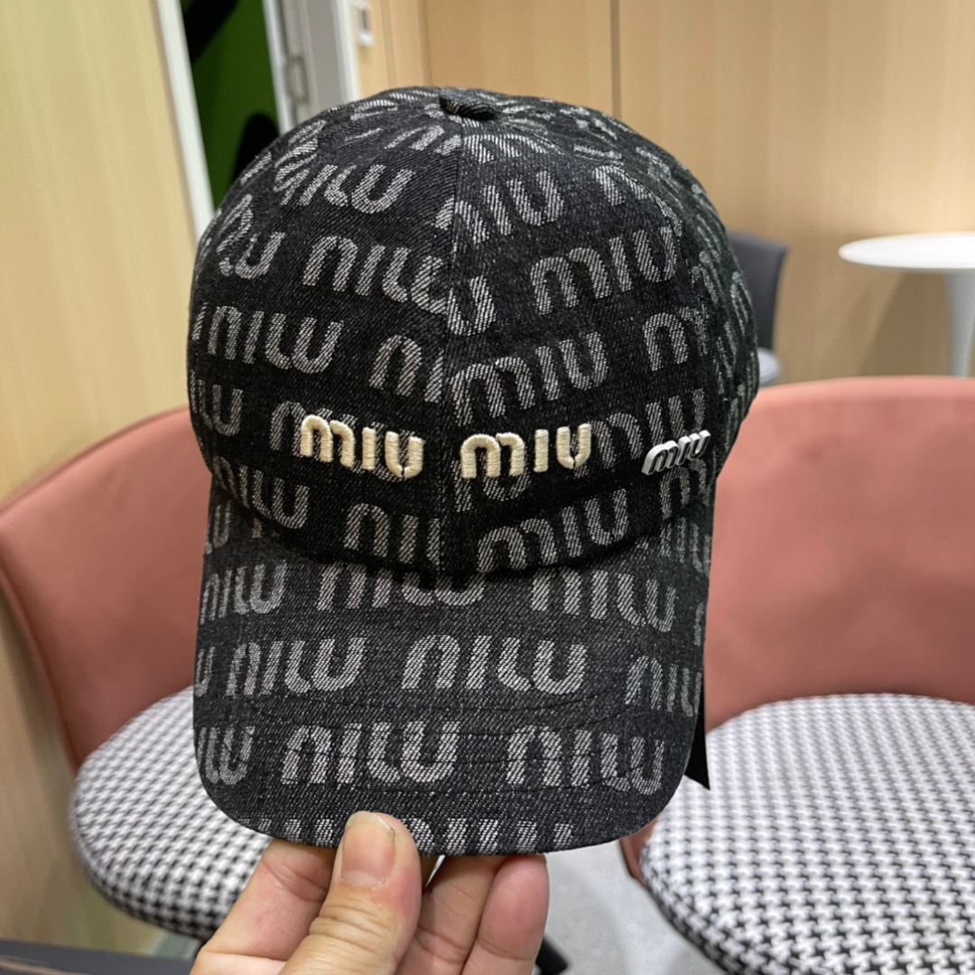 
谬谬miumiu原单棒球帽，正品开模订制，原版透气帆布面料，做工细致，时尚帅气质量超赞！