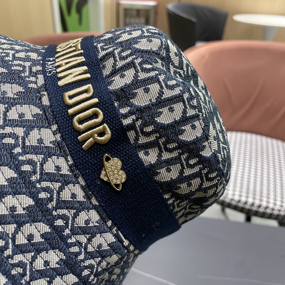  Dior(迪奥)新款原单渔夫帽格调很有感觉，很酷很时尚，专柜断货热门，