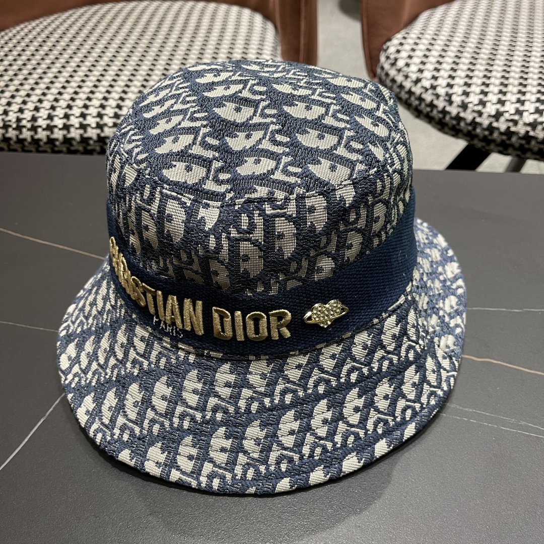  Dior(迪奥)新款原单渔夫帽格调很有感觉，很酷很时尚，专柜断货热门，