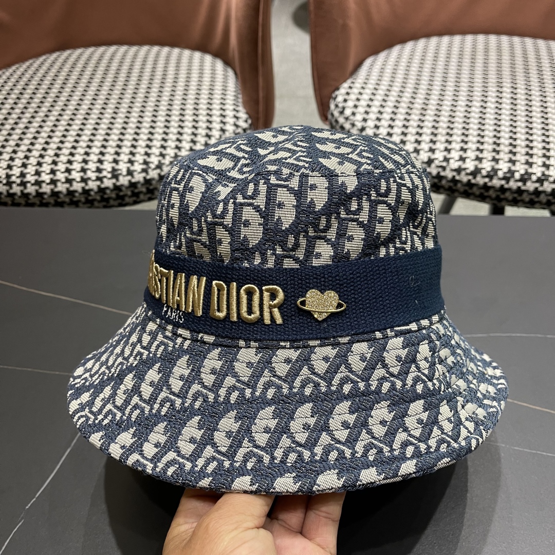  Dior(迪奥)新款原单渔夫帽格调很有感觉，很酷很时尚，专柜断货热门，