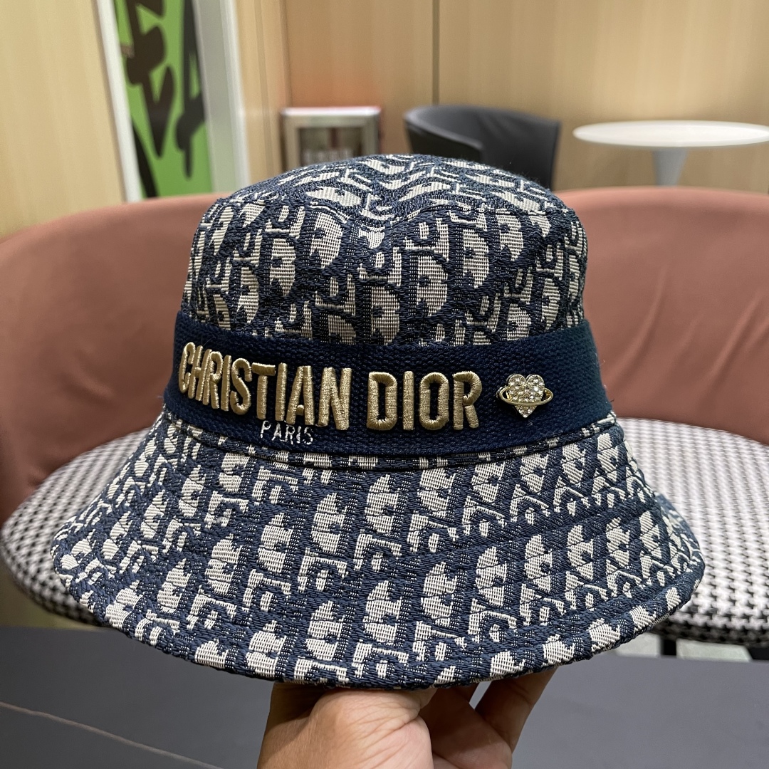  Dior(迪奥)新款原单渔夫帽格调很有感觉，很酷很时尚，专柜断货热门，
