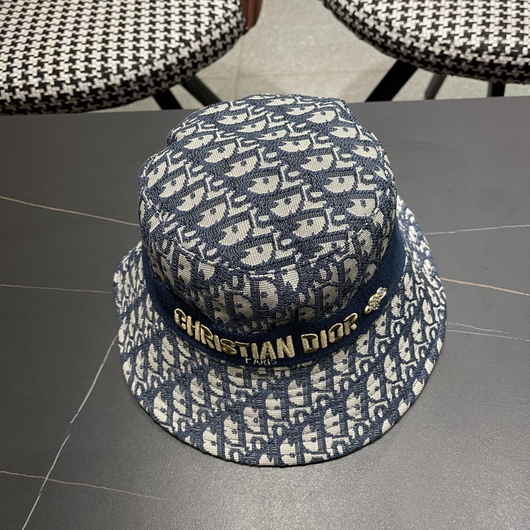  Dior(迪奥)新款原单渔夫帽格调很有感觉，很酷很时尚，专柜断货热门，