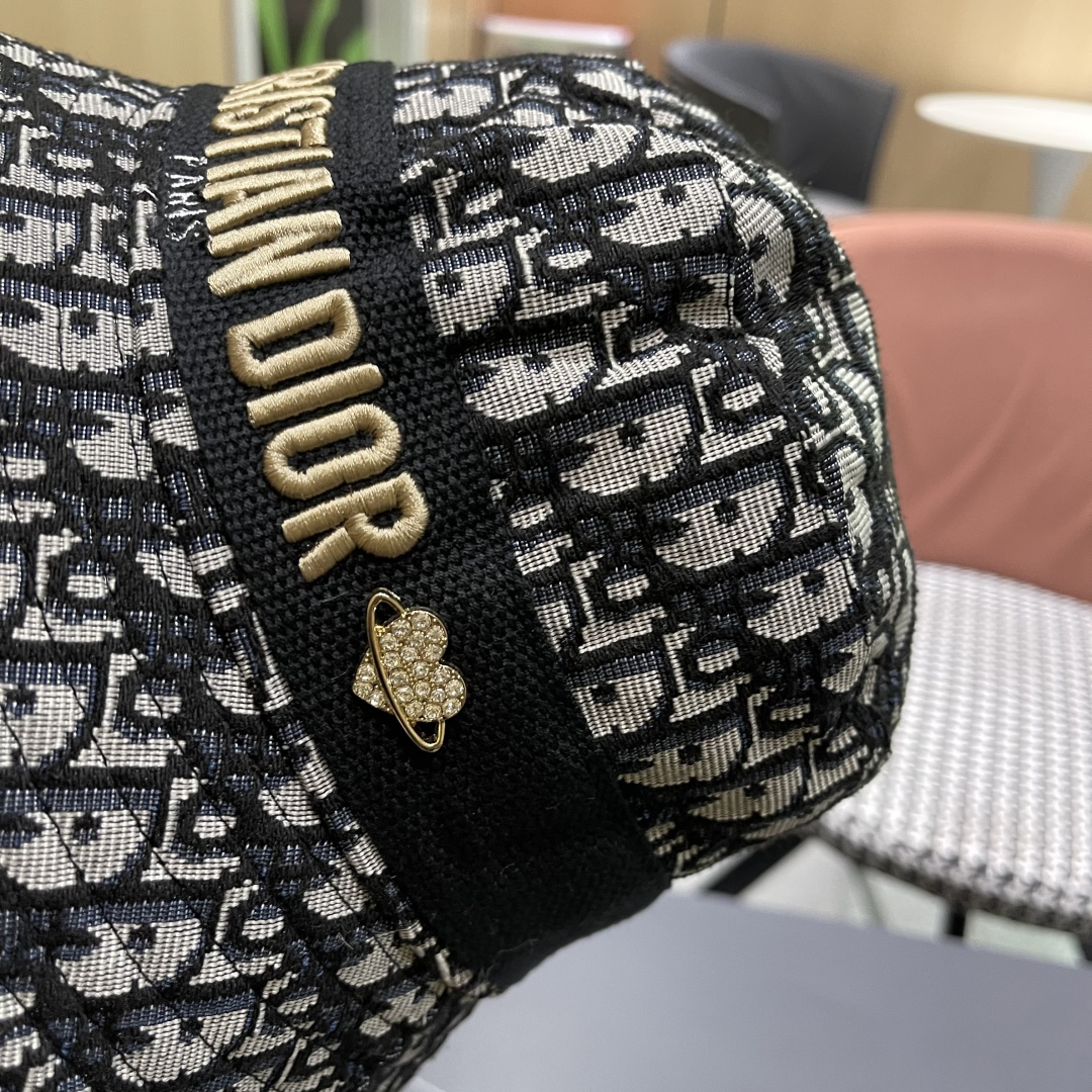  Dior(迪奥)新款原单渔夫帽格调很有感觉，很酷很时尚，专柜断货热门，