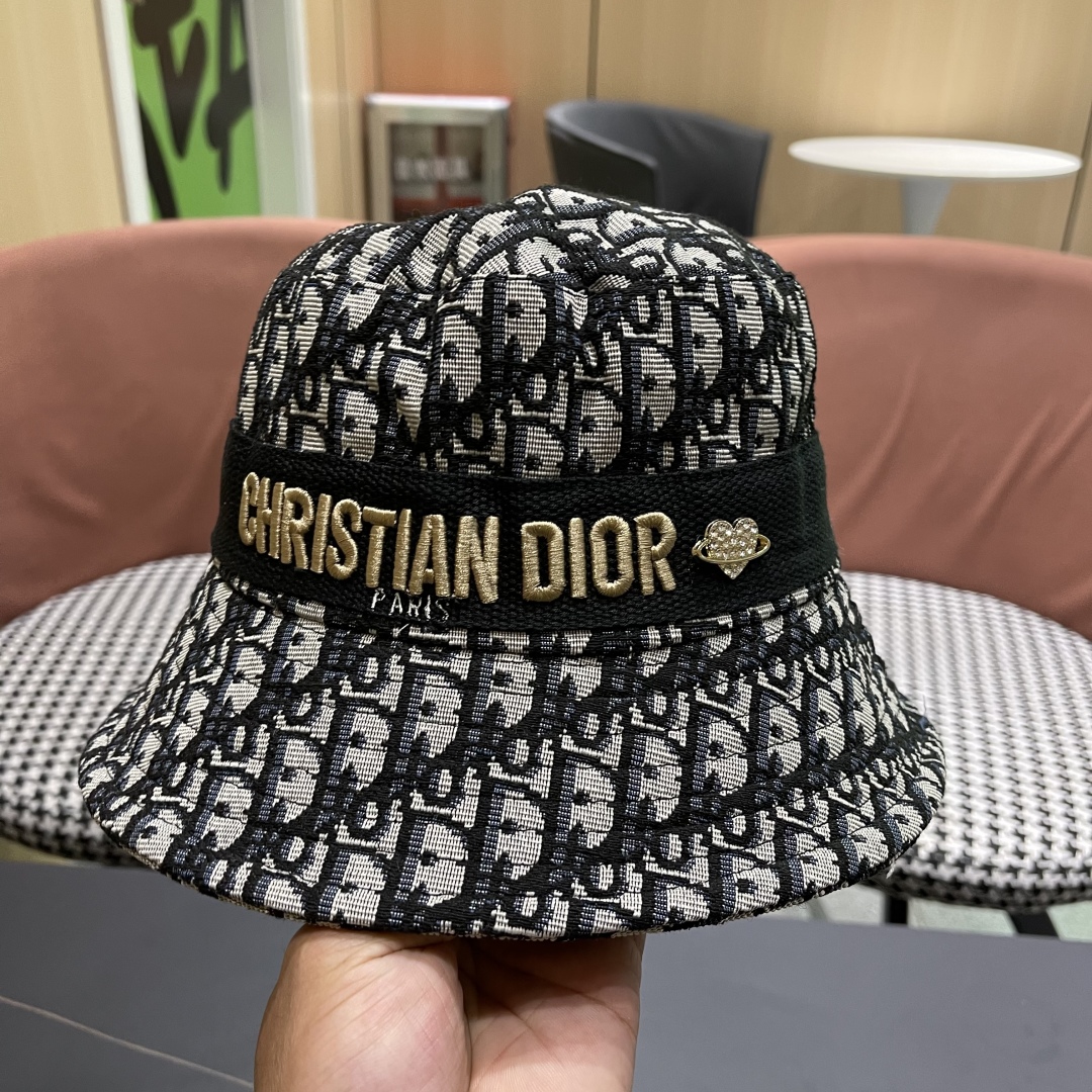  Dior(迪奥)新款原单渔夫帽格调很有感觉，很酷很时尚，专柜断货热门，