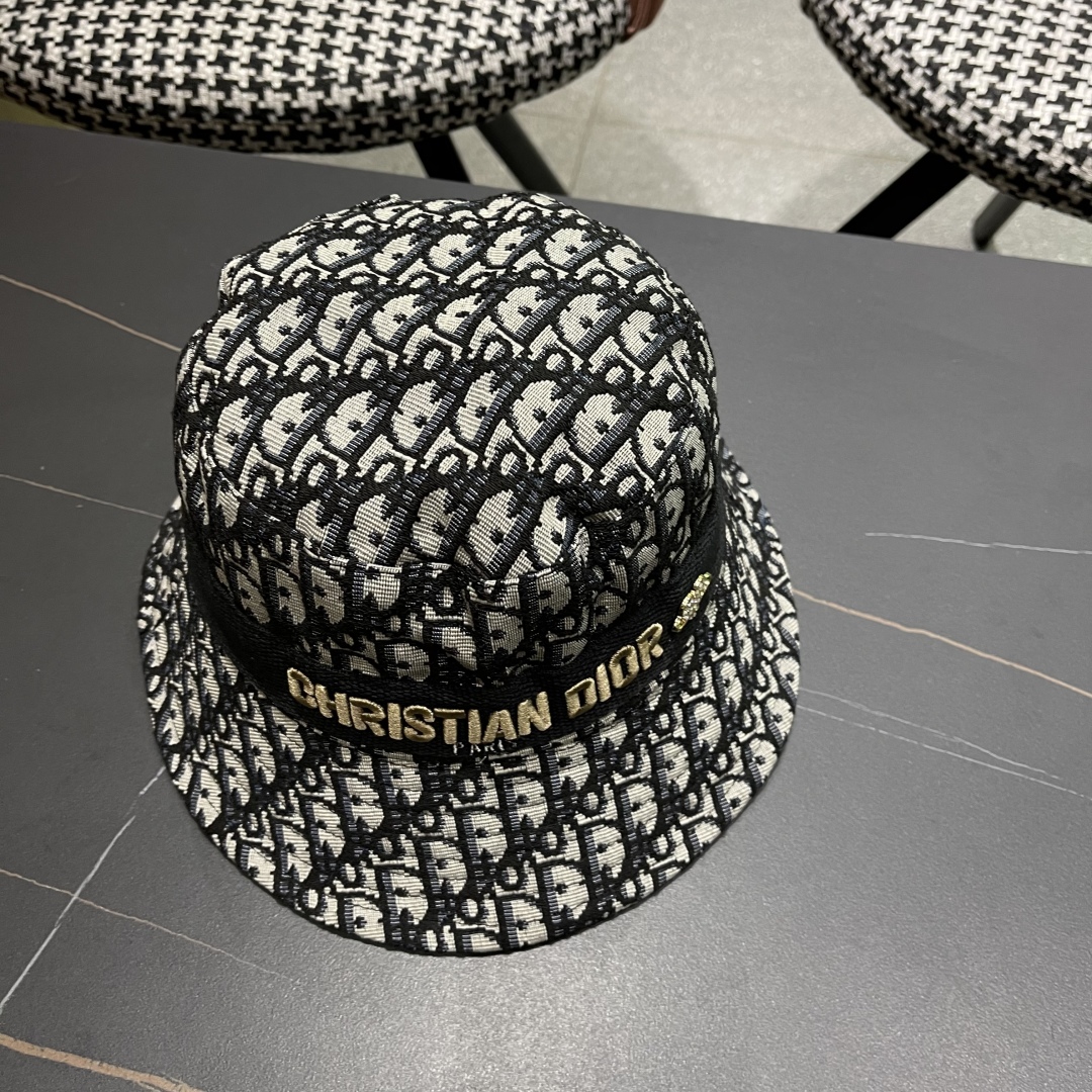  Dior(迪奥)新款原单渔夫帽格调很有感觉，很酷很时尚，专柜断货热门，