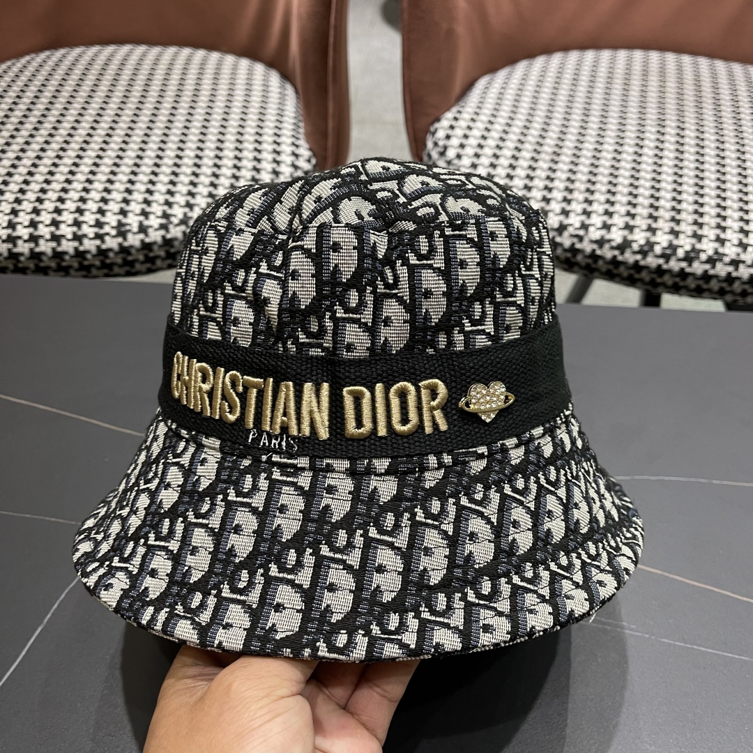  Dior(迪奥)新款原单渔夫帽格调很有感觉，很酷很时尚，专柜断货热门，