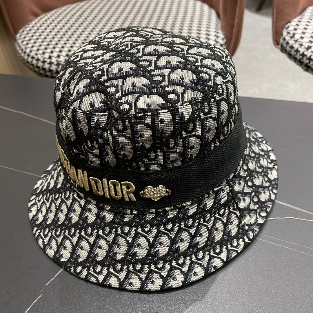  Dior(迪奥)新款原单渔夫帽格调很有感觉，很酷很时尚，专柜断货热门，