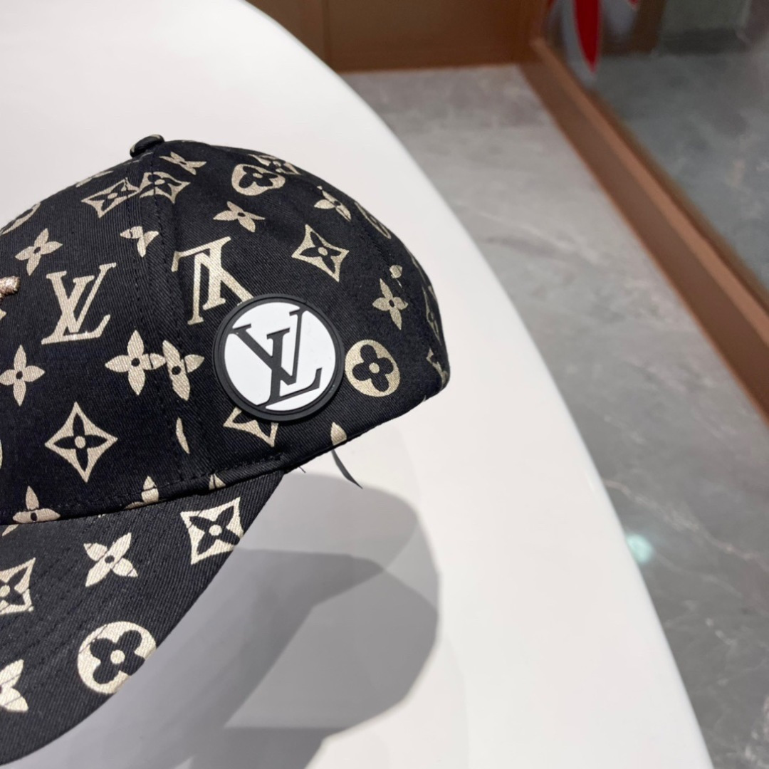  LV棒球帽🧢新款路易威登棒球帽🧢 火爆出货，百搭单品🥰随便搭配都很好看 质量超赞👍 时尚百搭