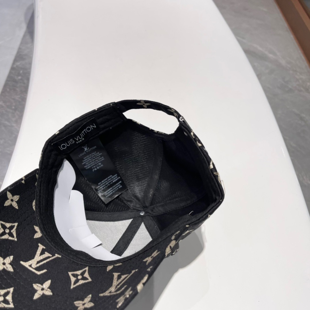  LV棒球帽🧢新款路易威登棒球帽🧢 火爆出货，百搭单品🥰随便搭配都很好看 质量超赞👍 时尚百搭
