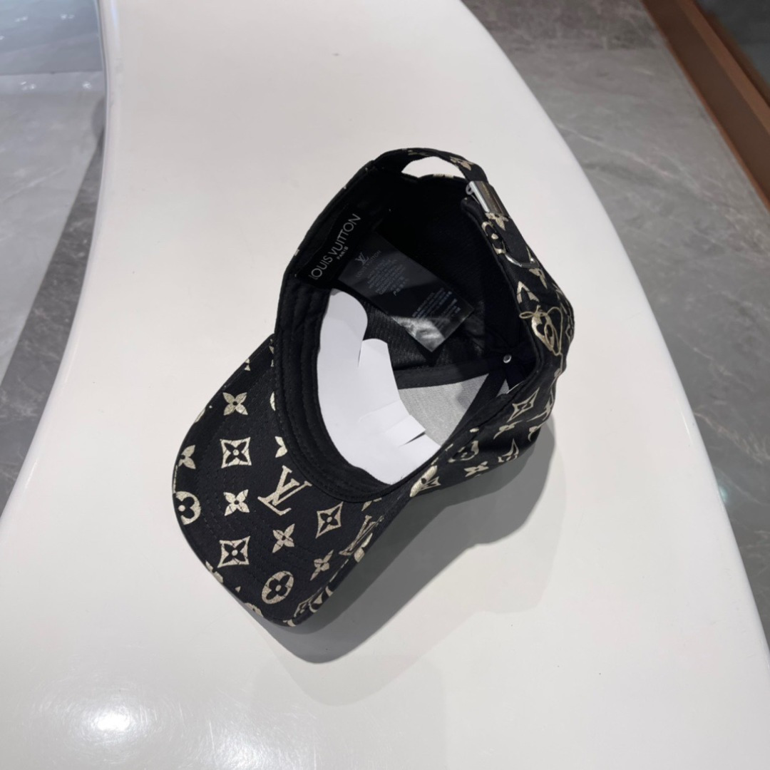  LV棒球帽🧢新款路易威登棒球帽🧢 火爆出货，百搭单品🥰随便搭配都很好看 质量超赞👍 时尚百搭