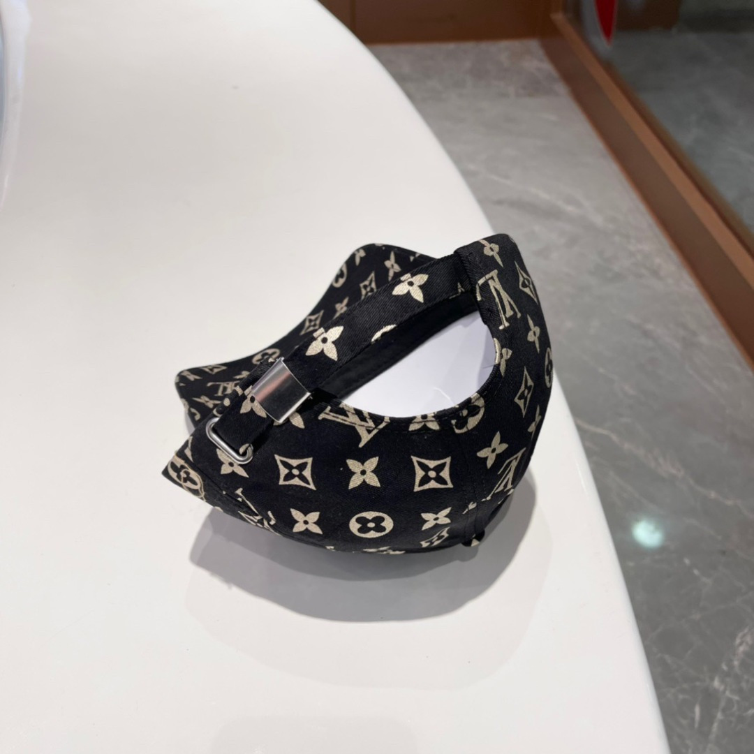 LV棒球帽🧢新款路易威登棒球帽🧢 火爆出货，百搭单品🥰随便搭配都很好看 质量超赞👍 时尚百搭