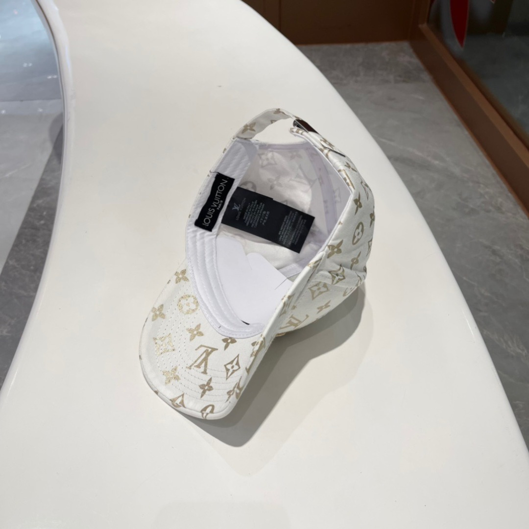  LV棒球帽🧢新款路易威登棒球帽🧢 火爆出货，百搭单品🥰随便搭配都很好看 质量超赞👍 时尚百搭