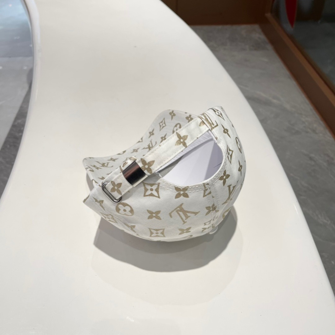  LV棒球帽🧢新款路易威登棒球帽🧢 火爆出货，百搭单品🥰随便搭配都很好看 质量超赞👍 时尚百搭