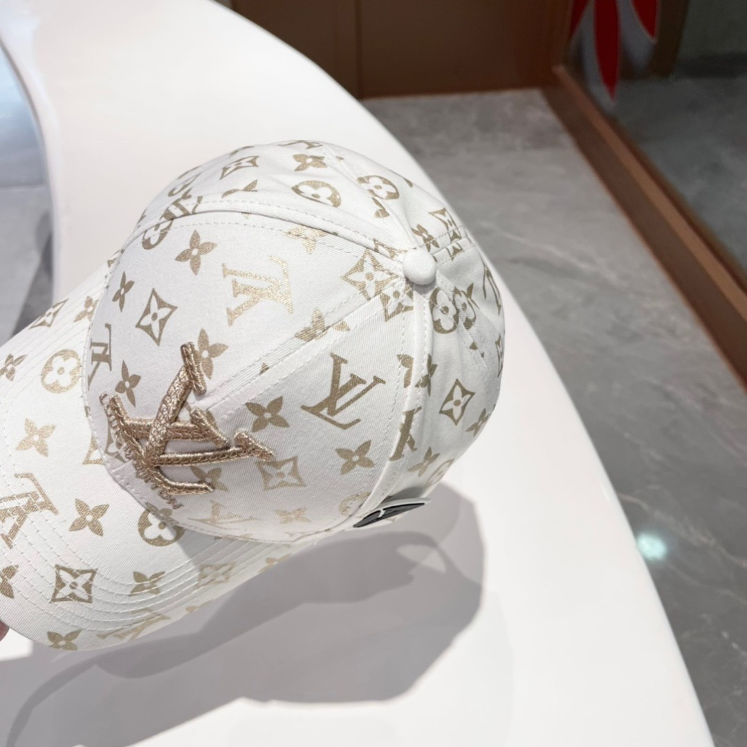  LV棒球帽🧢新款路易威登棒球帽🧢 火爆出货，百搭单品🥰随便搭配都很好看 质量超赞👍 时尚百搭