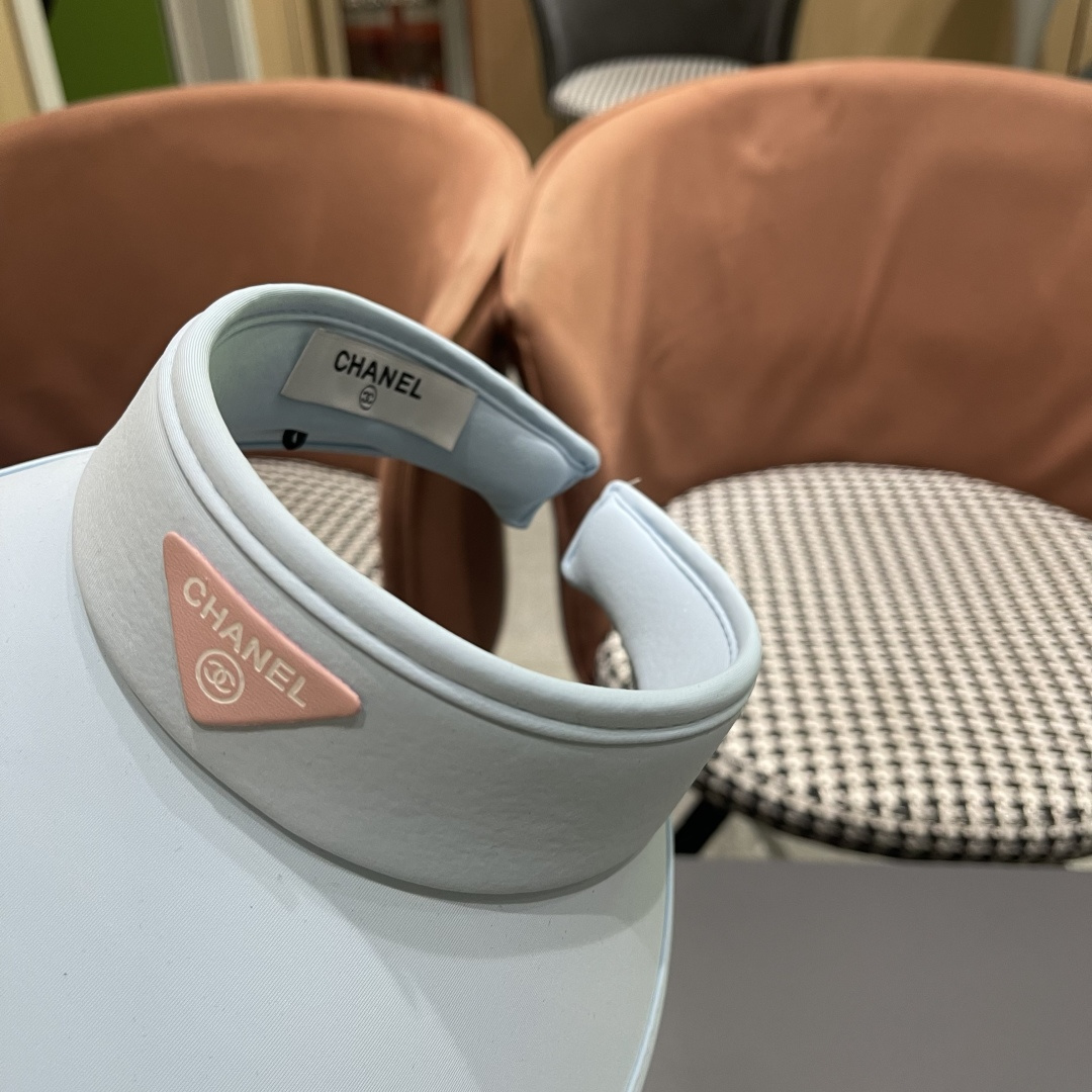  香奈儿CHANEL夏天必备单品，夏天搭配清凉夏日风情真的超级文艺范～随便一身小白裙就可以吸引大片目光～