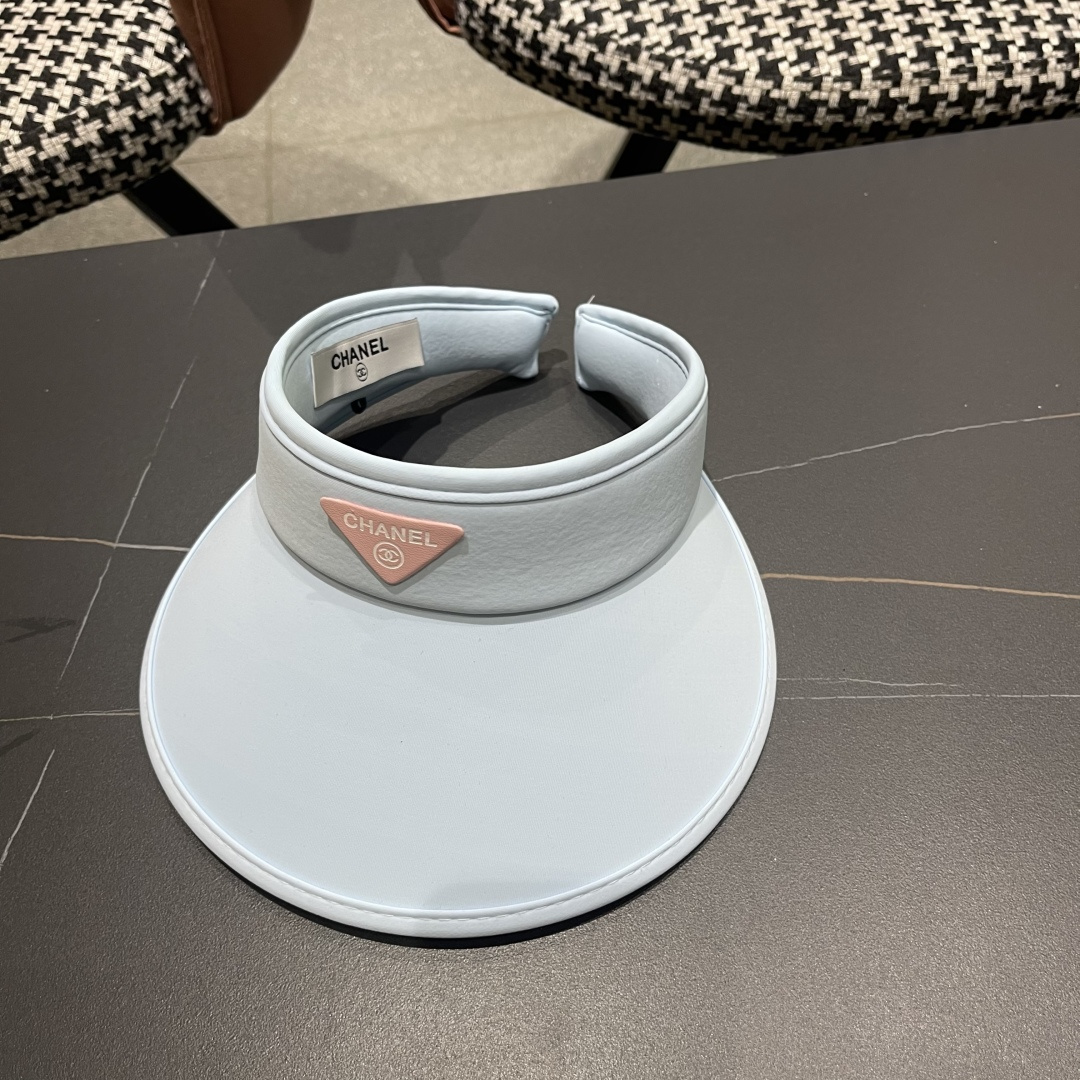  香奈儿CHANEL夏天必备单品，夏天搭配清凉夏日风情真的超级文艺范～随便一身小白裙就可以吸引大片目光～