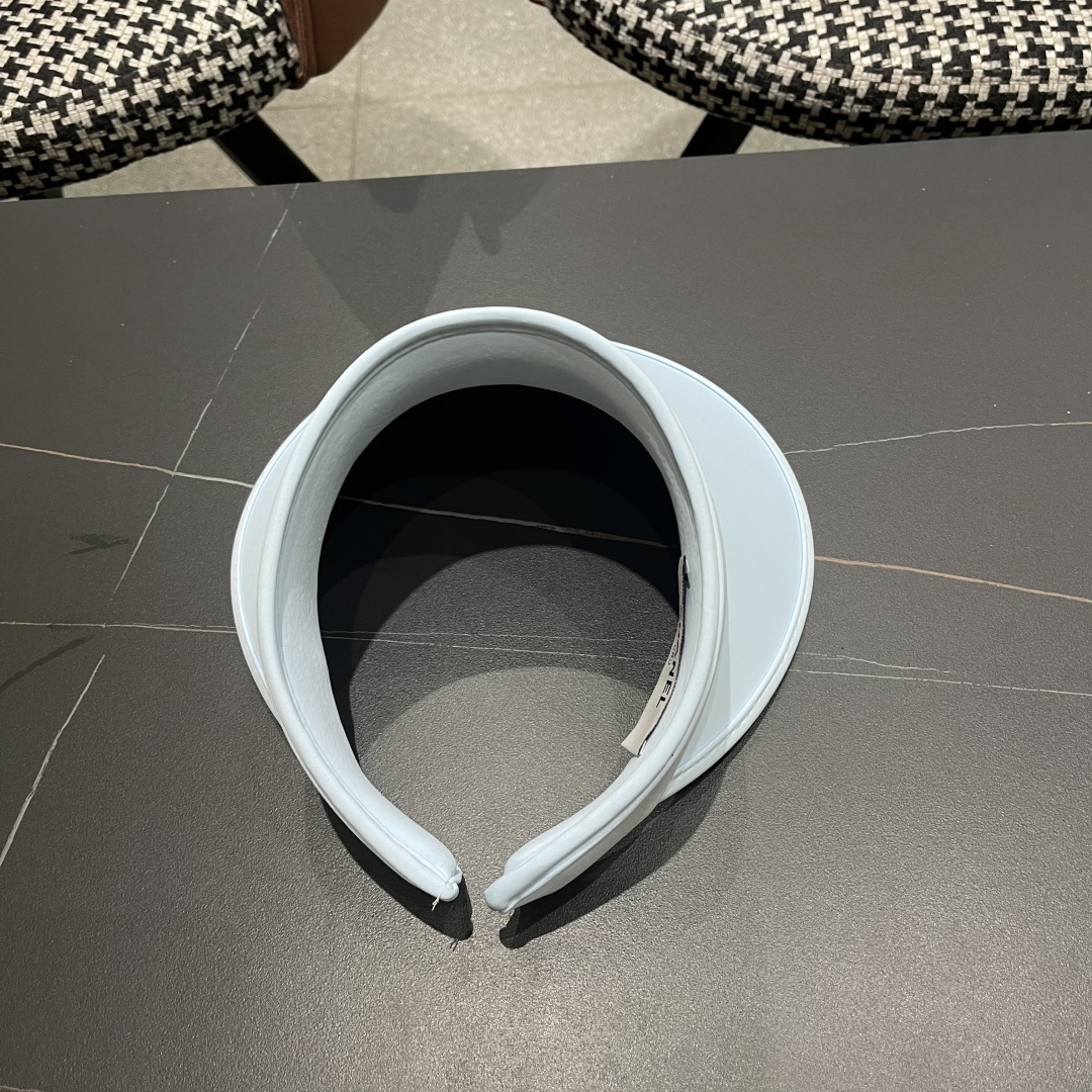  香奈儿CHANEL夏天必备单品，夏天搭配清凉夏日风情真的超级文艺范～随便一身小白裙就可以吸引大片目光～