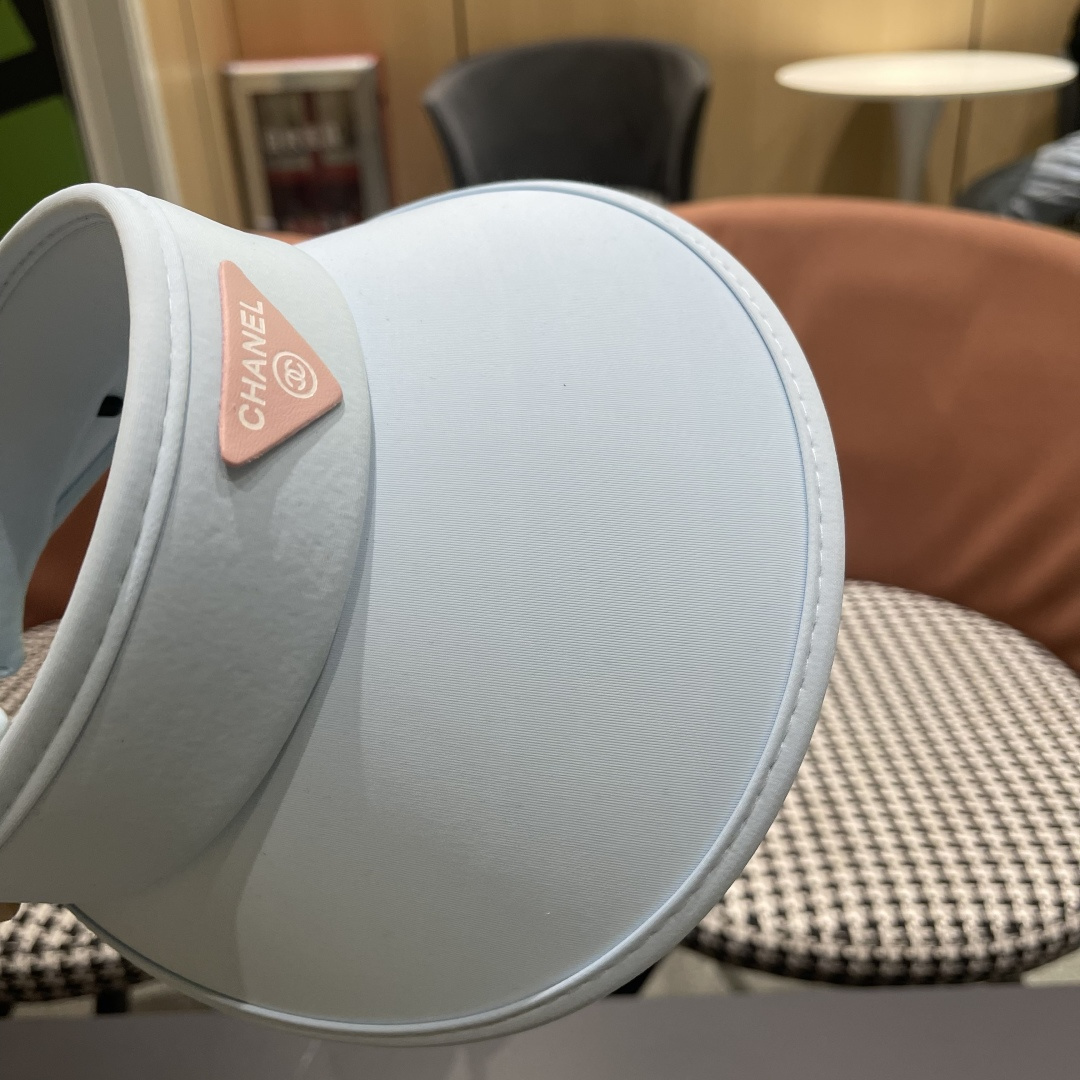  香奈儿CHANEL夏天必备单品，夏天搭配清凉夏日风情真的超级文艺范～随便一身小白裙就可以吸引大片目光～