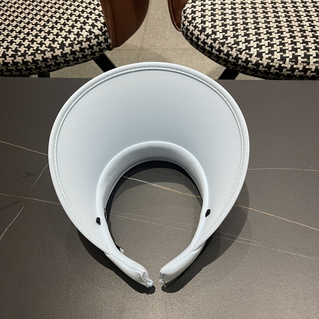  香奈儿CHANEL夏天必备单品，夏天搭配清凉夏日风情真的超级文艺范～随便一身小白裙就可以吸引大片目光～