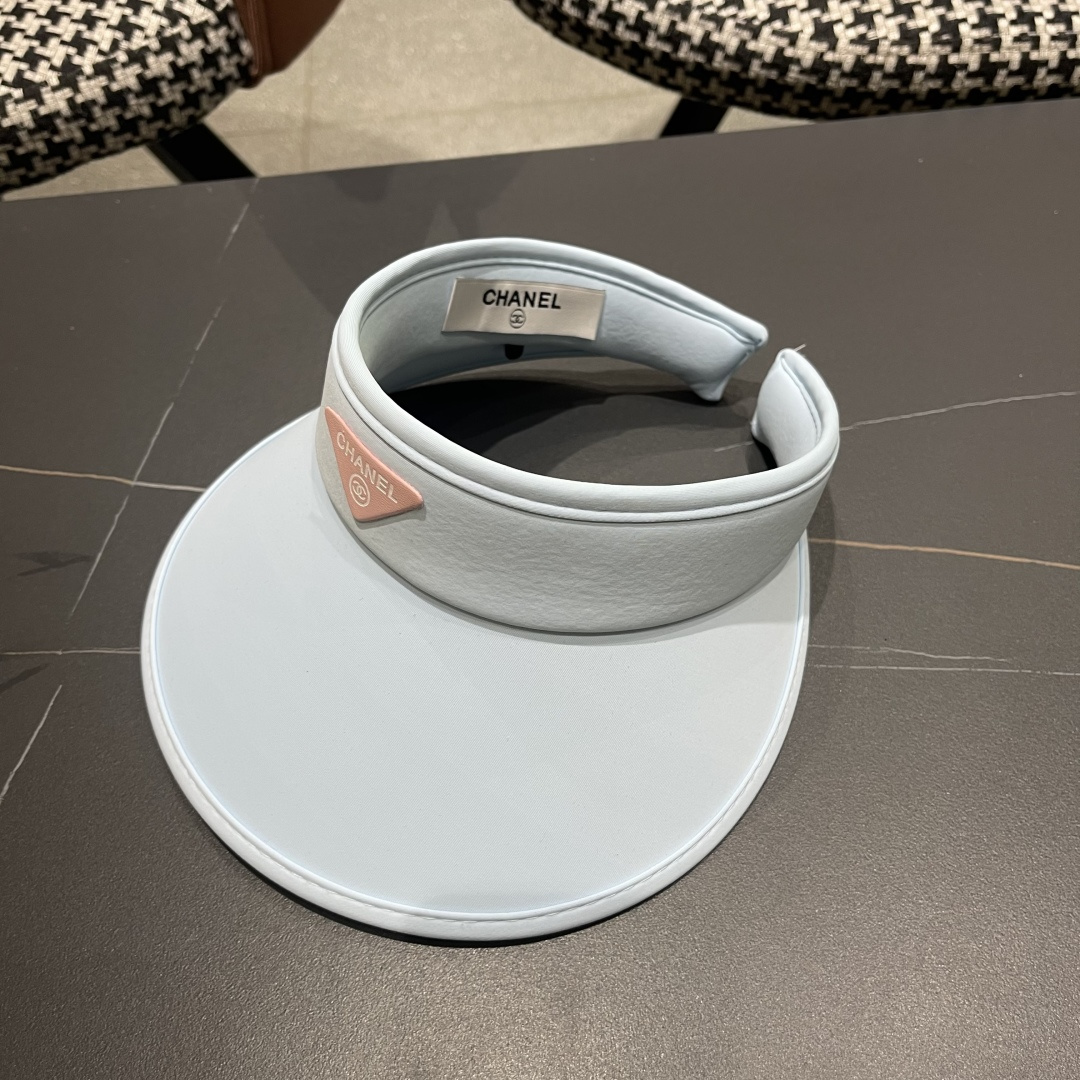  香奈儿CHANEL夏天必备单品，夏天搭配清凉夏日风情真的超级文艺范～随便一身小白裙就可以吸引大片目光～