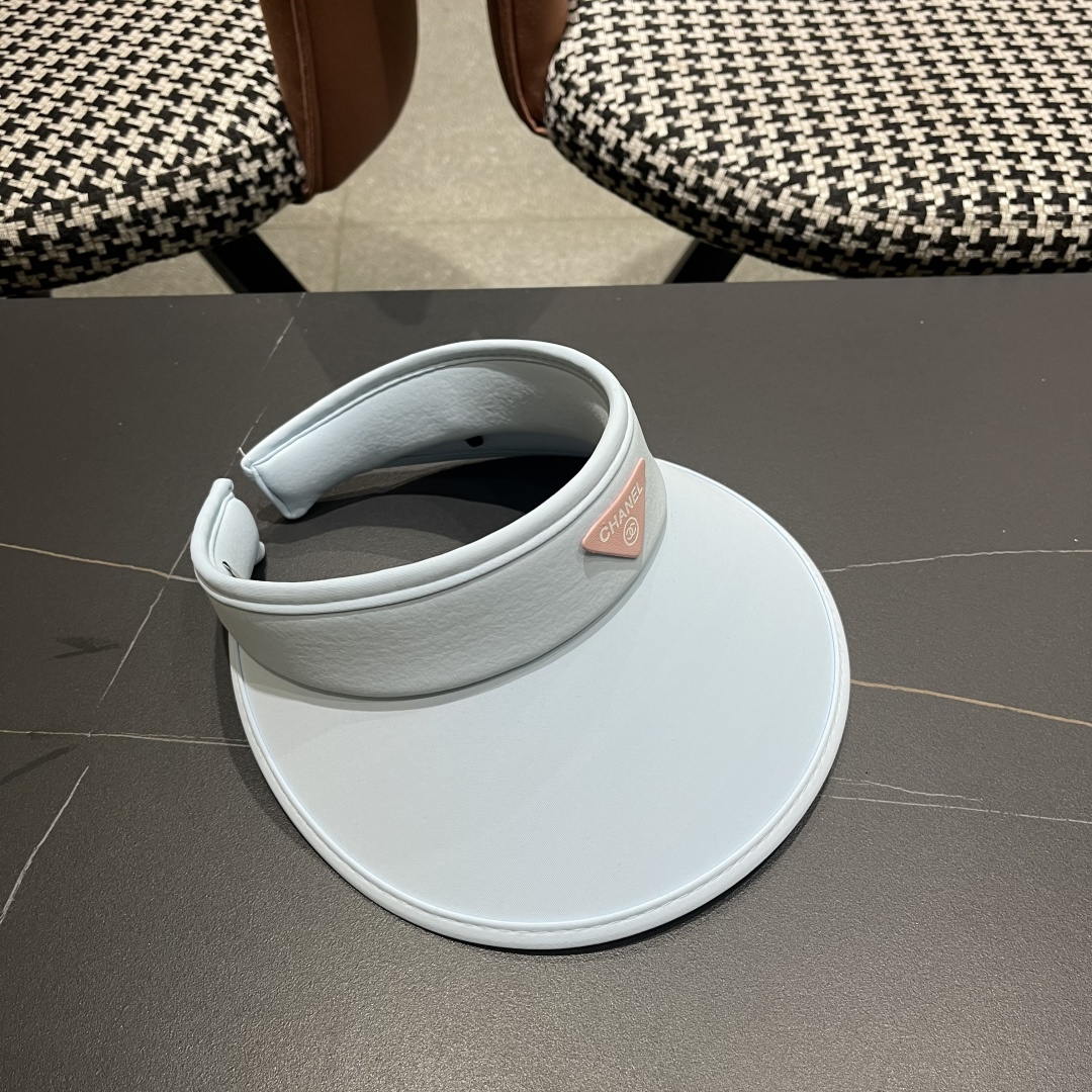  香奈儿CHANEL夏天必备单品，夏天搭配清凉夏日风情真的超级文艺范～随便一身小白裙就可以吸引大片目光～