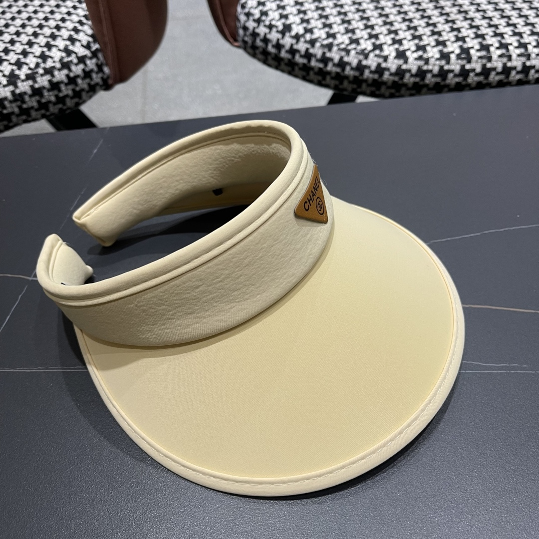  香奈儿CHANEL夏天必备单品，夏天搭配清凉夏日风情真的超级文艺范～随便一身小白裙就可以吸引大片目光～