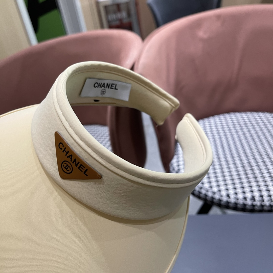  香奈儿CHANEL夏天必备单品，夏天搭配清凉夏日风情真的超级文艺范～随便一身小白裙就可以吸引大片目光～