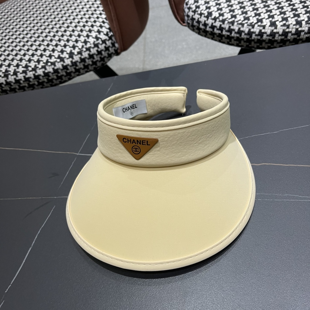  香奈儿CHANEL夏天必备单品，夏天搭配清凉夏日风情真的超级文艺范～随便一身小白裙就可以吸引大片目光～