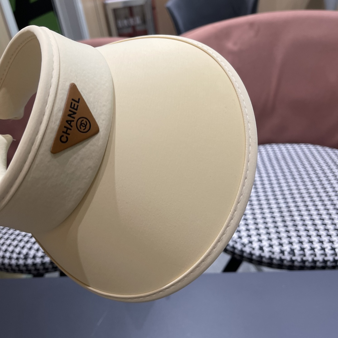  香奈儿CHANEL夏天必备单品，夏天搭配清凉夏日风情真的超级文艺范～随便一身小白裙就可以吸引大片目光～