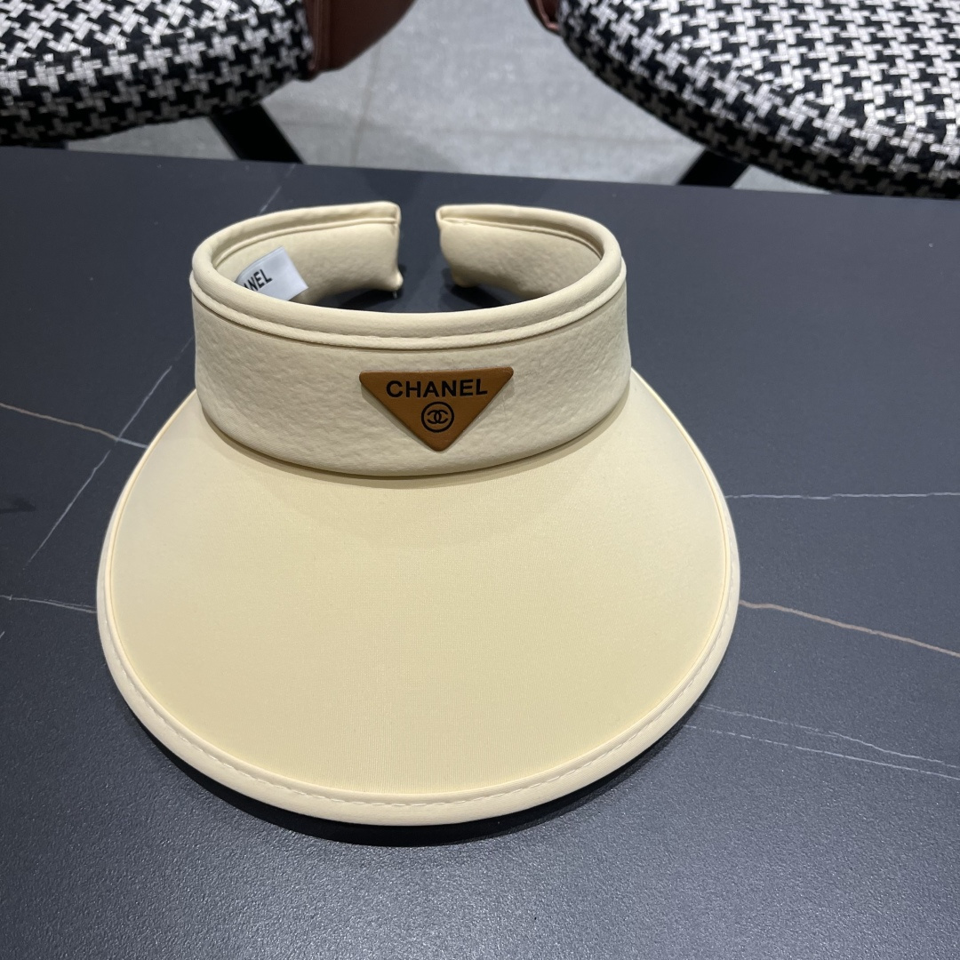  香奈儿CHANEL夏天必备单品，夏天搭配清凉夏日风情真的超级文艺范～随便一身小白裙就可以吸引大片目光～