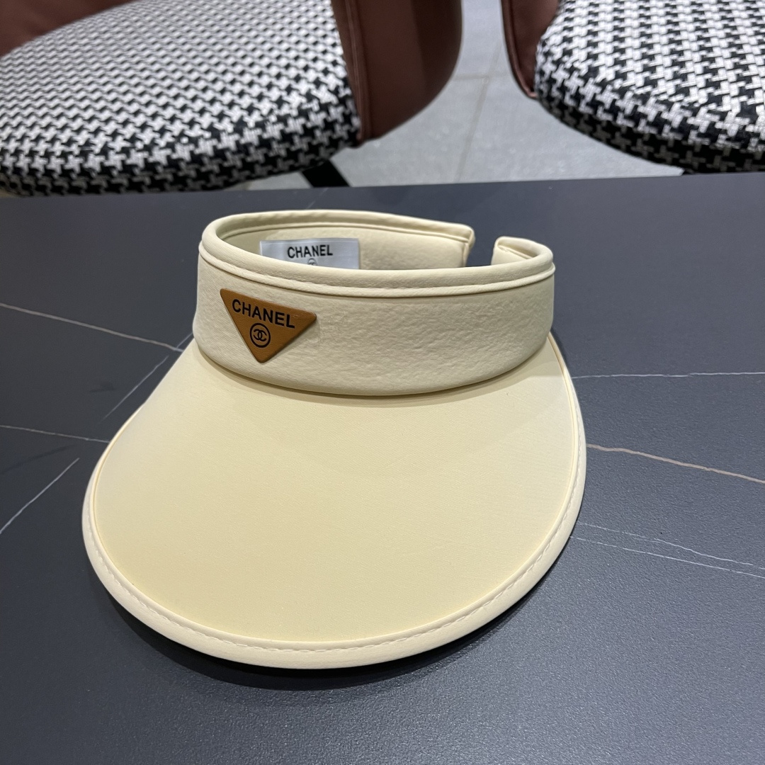  香奈儿CHANEL夏天必备单品，夏天搭配清凉夏日风情真的超级文艺范～随便一身小白裙就可以吸引大片目光～