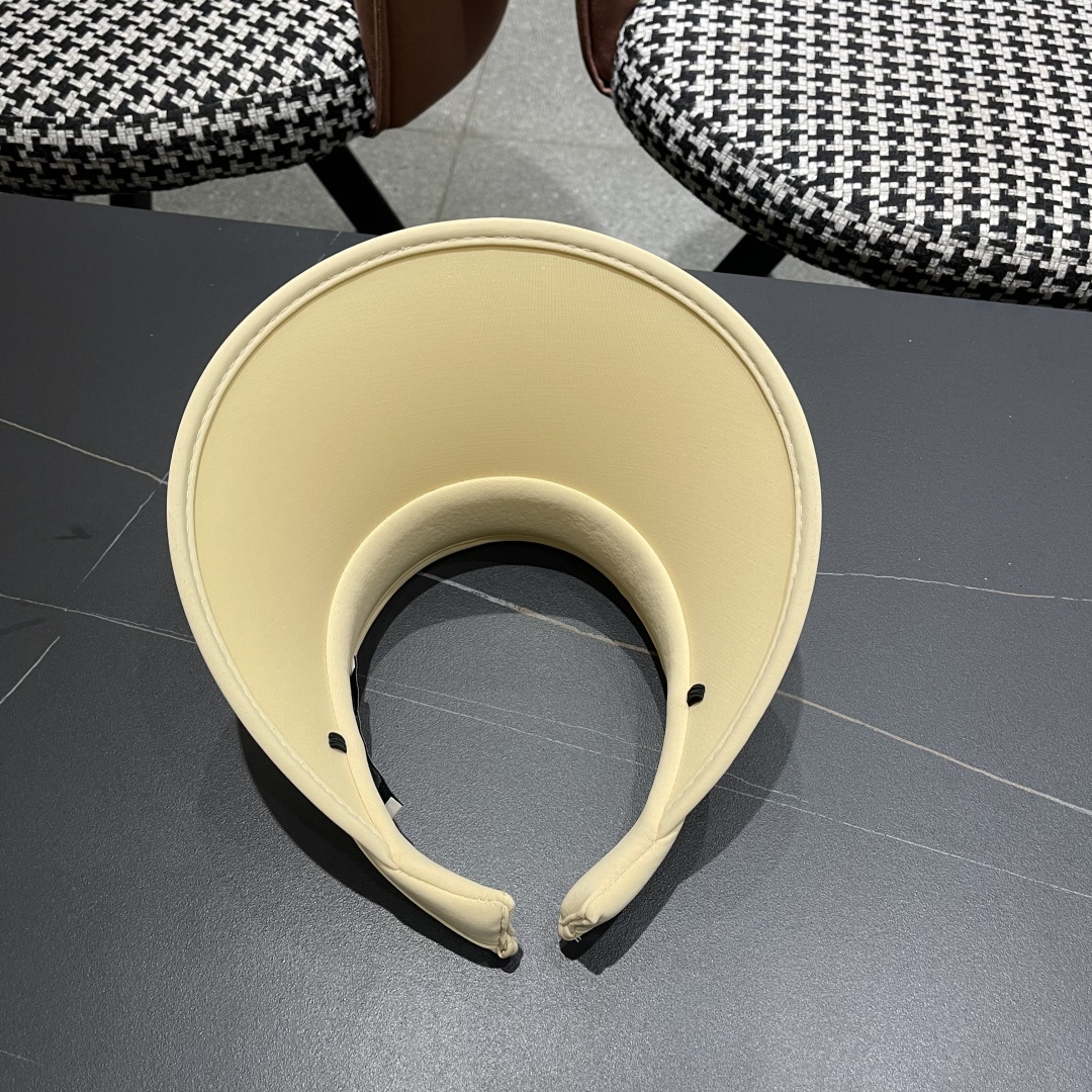  香奈儿CHANEL夏天必备单品，夏天搭配清凉夏日风情真的超级文艺范～随便一身小白裙就可以吸引大片目光～