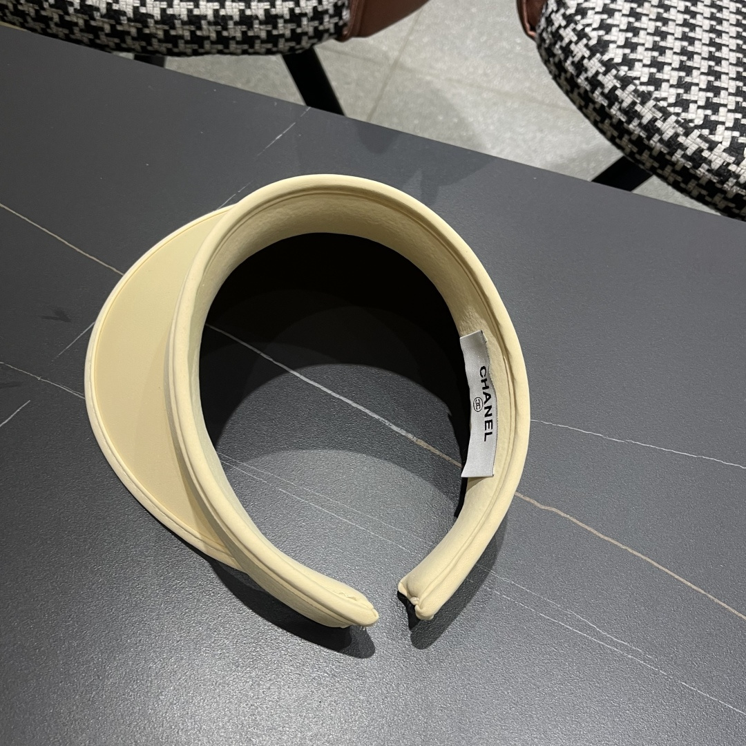  香奈儿CHANEL夏天必备单品，夏天搭配清凉夏日风情真的超级文艺范～随便一身小白裙就可以吸引大片目光～