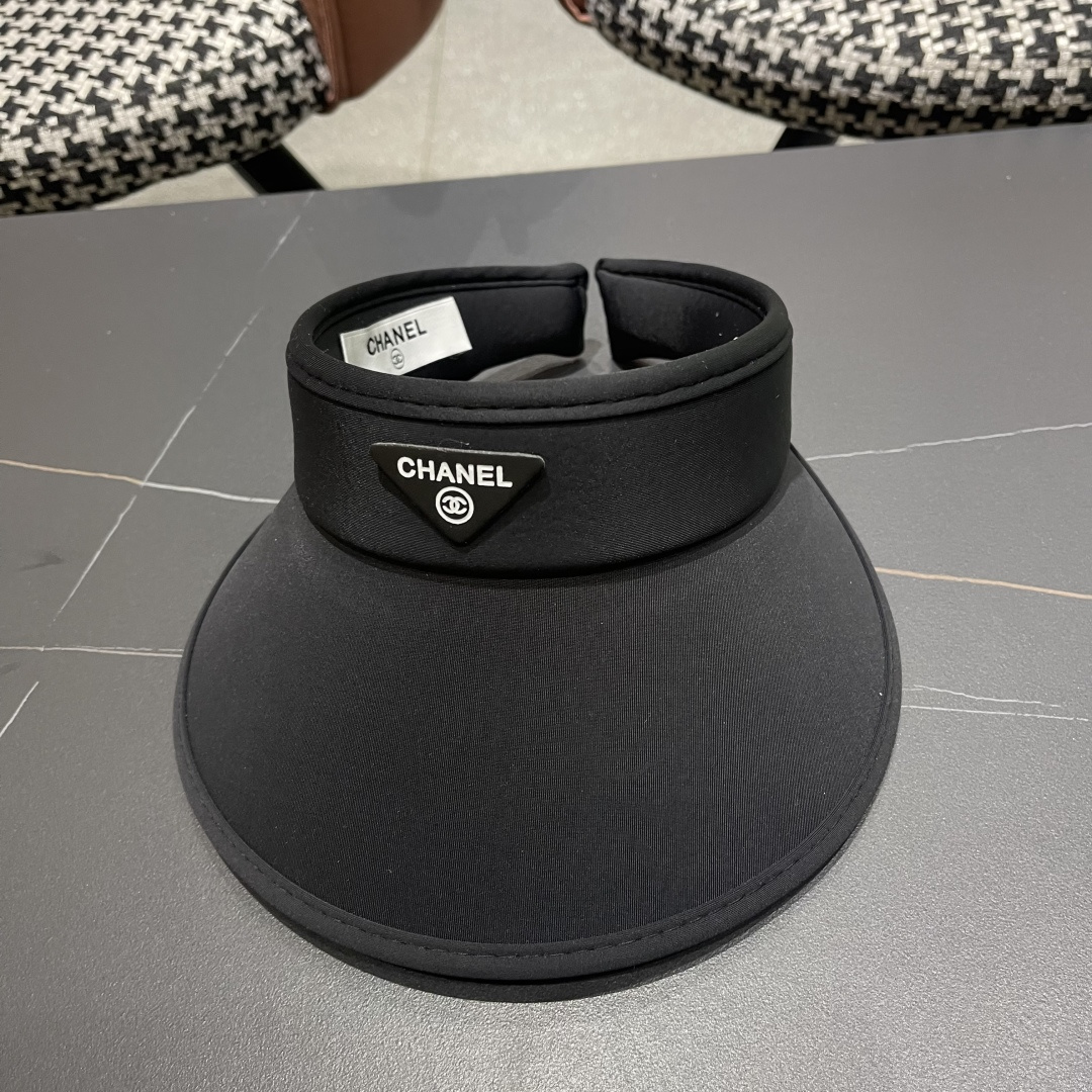  香奈儿CHANEL夏天必备单品，夏天搭配清凉夏日风情真的超级文艺范～随便一身小白裙就可以吸引大片目光～