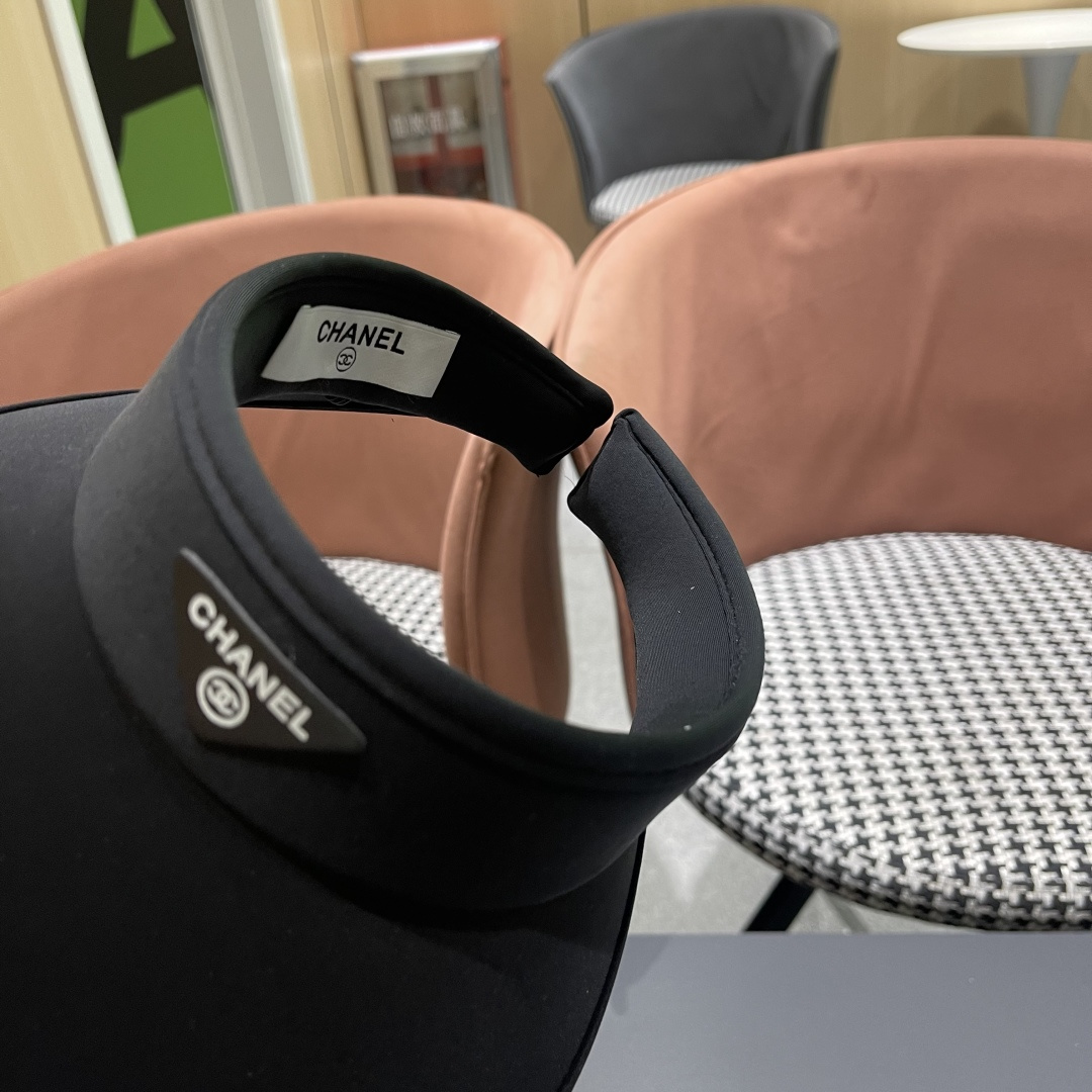  香奈儿CHANEL夏天必备单品，夏天搭配清凉夏日风情真的超级文艺范～随便一身小白裙就可以吸引大片目光～